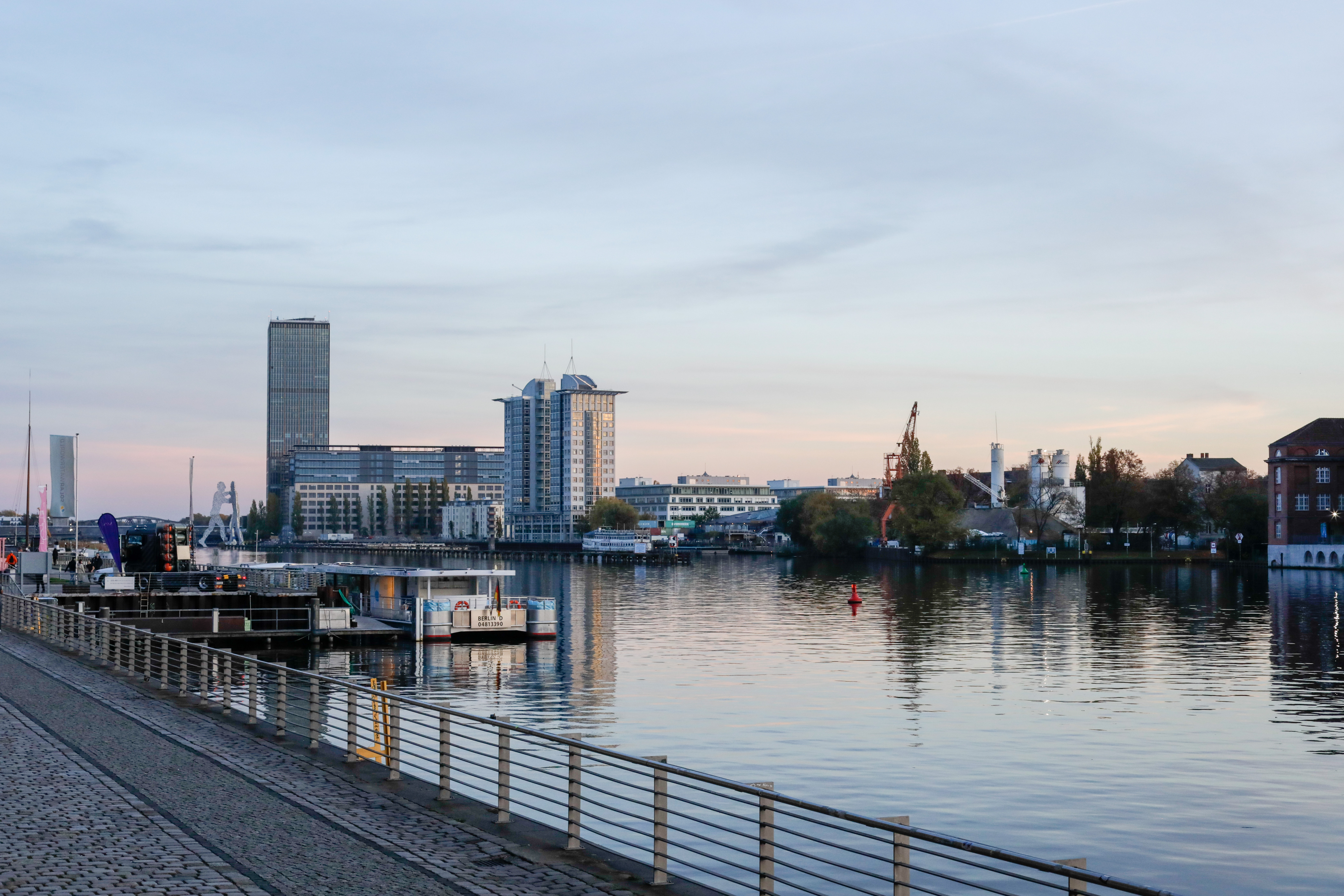 Evening atmosphere on the terrace of Spreespeicher in Berlin