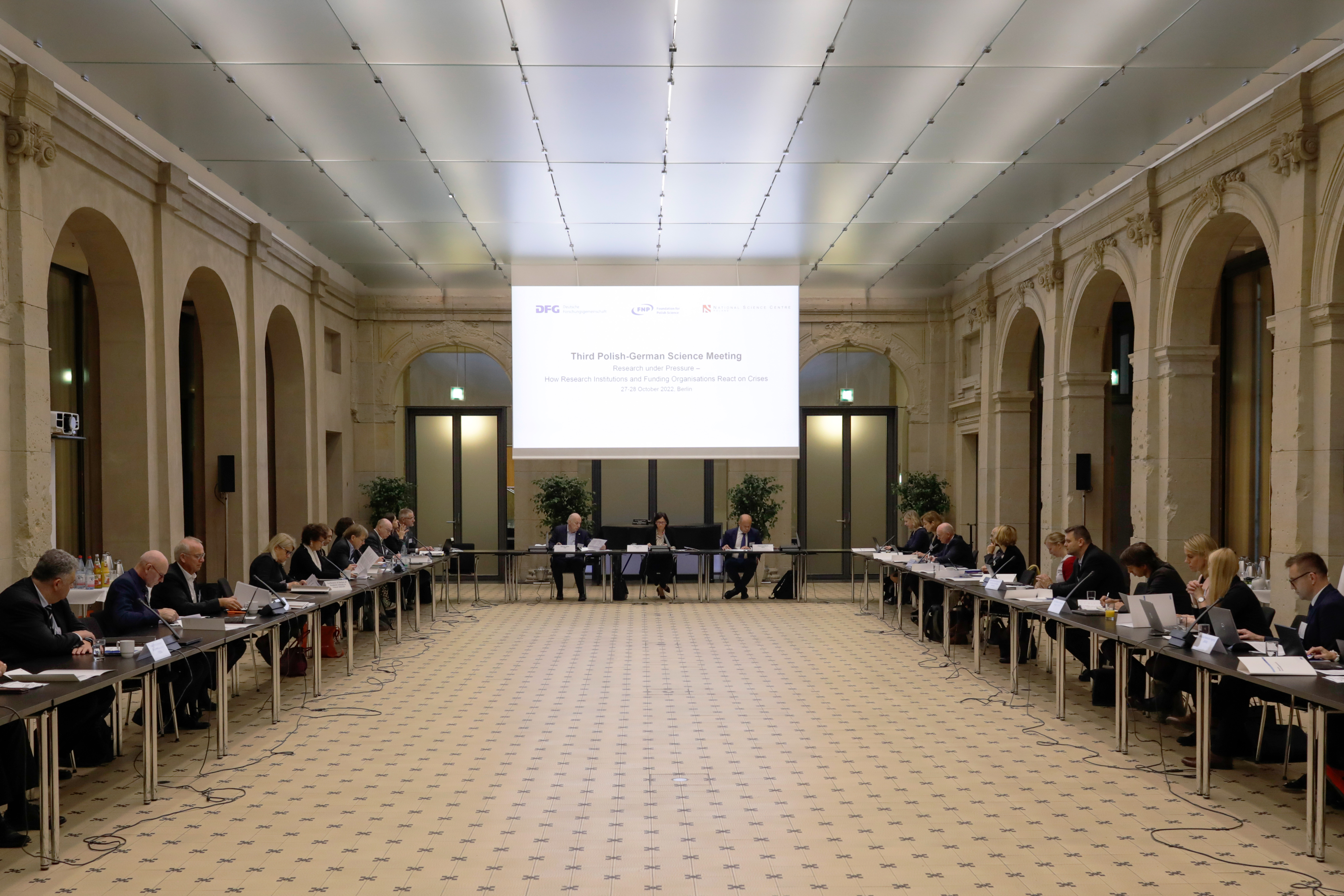 Institutioneller Austausch und Diskussion in der Berlin-Brandenburgischen Akademie der Wissenschaften