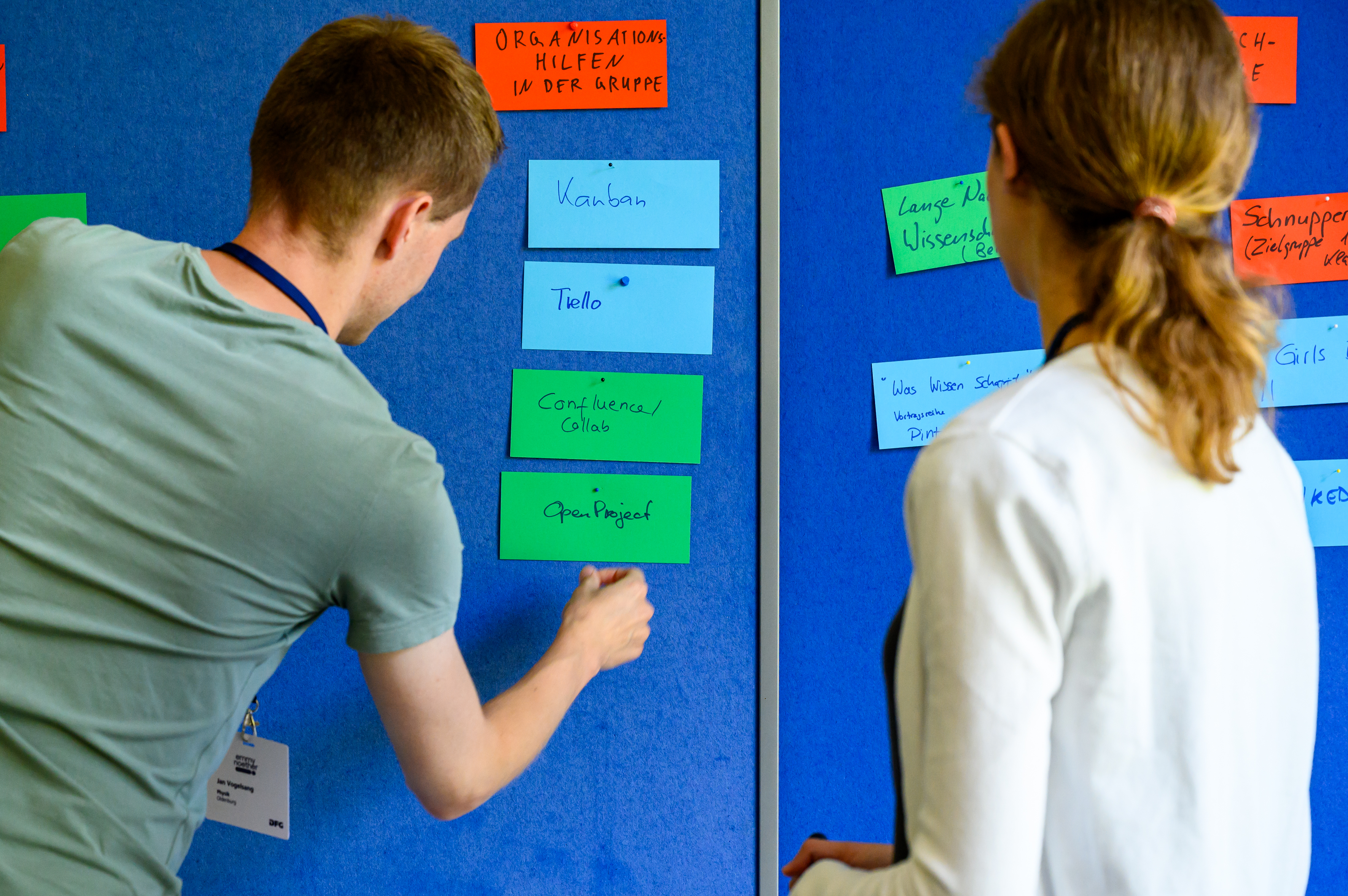 Zwei Personen am Flipchart mit Kärtchen