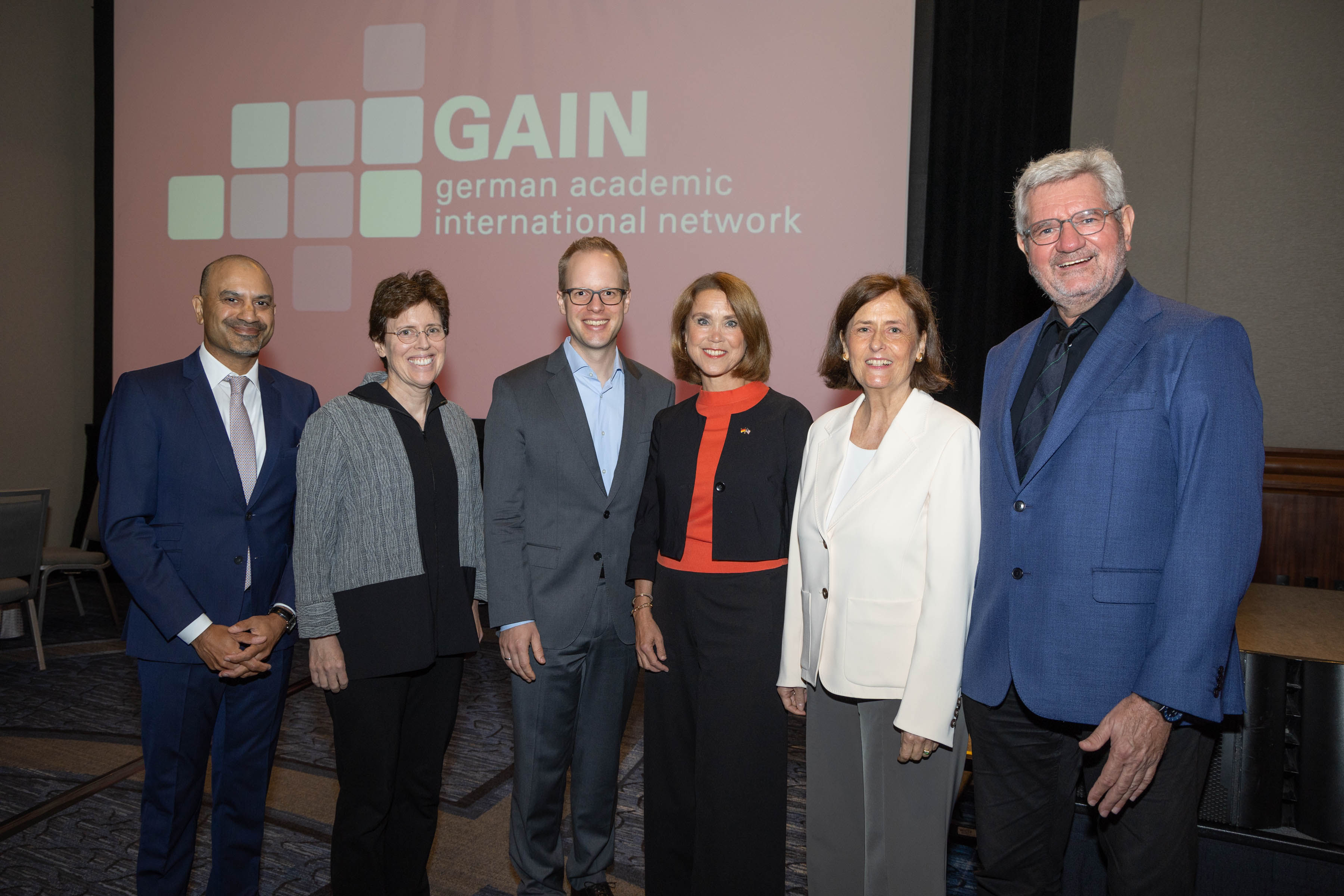 v.l. DAAD-Präsident Joybrato Mukerjee, Joann Halpern, Direktorin des Hasso Platner Institute, New York, BMBF-Staatssekretär Jens Brandenburg, Wissenschaftsministerin des Landes Baden-Württemberg, Petra Olschowski, DFG-Präsidentin Katja Becker, AvH-Pr