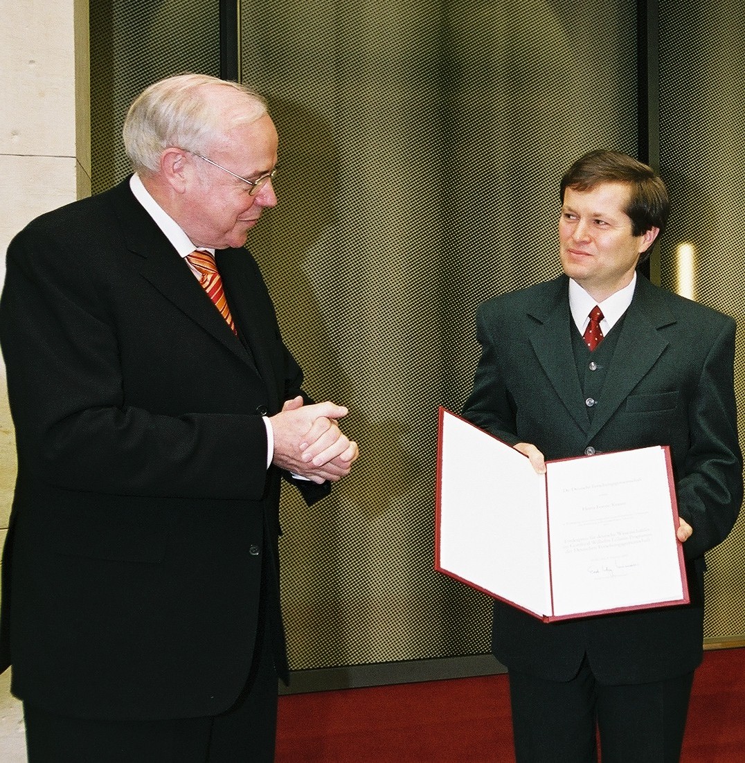 Ferenc Krausz bei der Leibniz-Preisverleihung 2006 gemeinsam mit dem damaligen DFG-Präsidenten Ernst-Ludwig Winnacker (links). © DFG