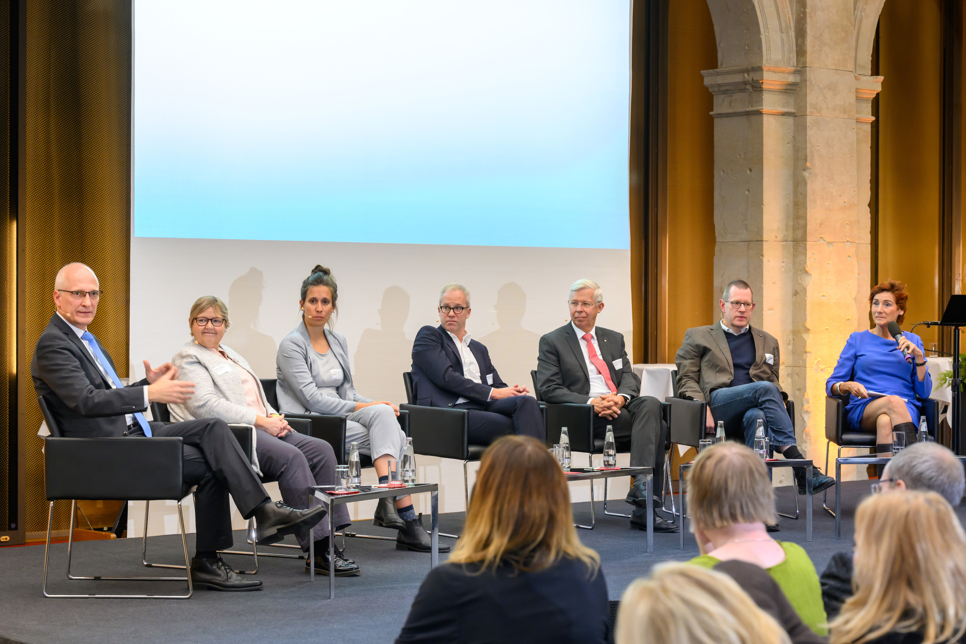 Eine zweite Podiumsrunde widmete sich dem Thema „Erfolgreiche Studien: Qualität, Kooperation, Innovation“: Ralf Mytzek-Zühlke, BMBF Referat „Medizinische Forschung; Medizintechnik“, Andrea Sebastian, Lebertransplantierte Deutschland e.V., PD Dr. Rosa Klotz, Universitätsklinikum Heidelberg, Professor Dr. Matthias Briel, Universitätsspital Basel, Professor Dr. Berthold Koletzko, stellv. Vorsitzender der DFG-Begutachtungsgruppe „Klinische Studien“, Professor Dr. Tim Friede, Universität Göttingen und die Moderatorin (v.l.n.r.).