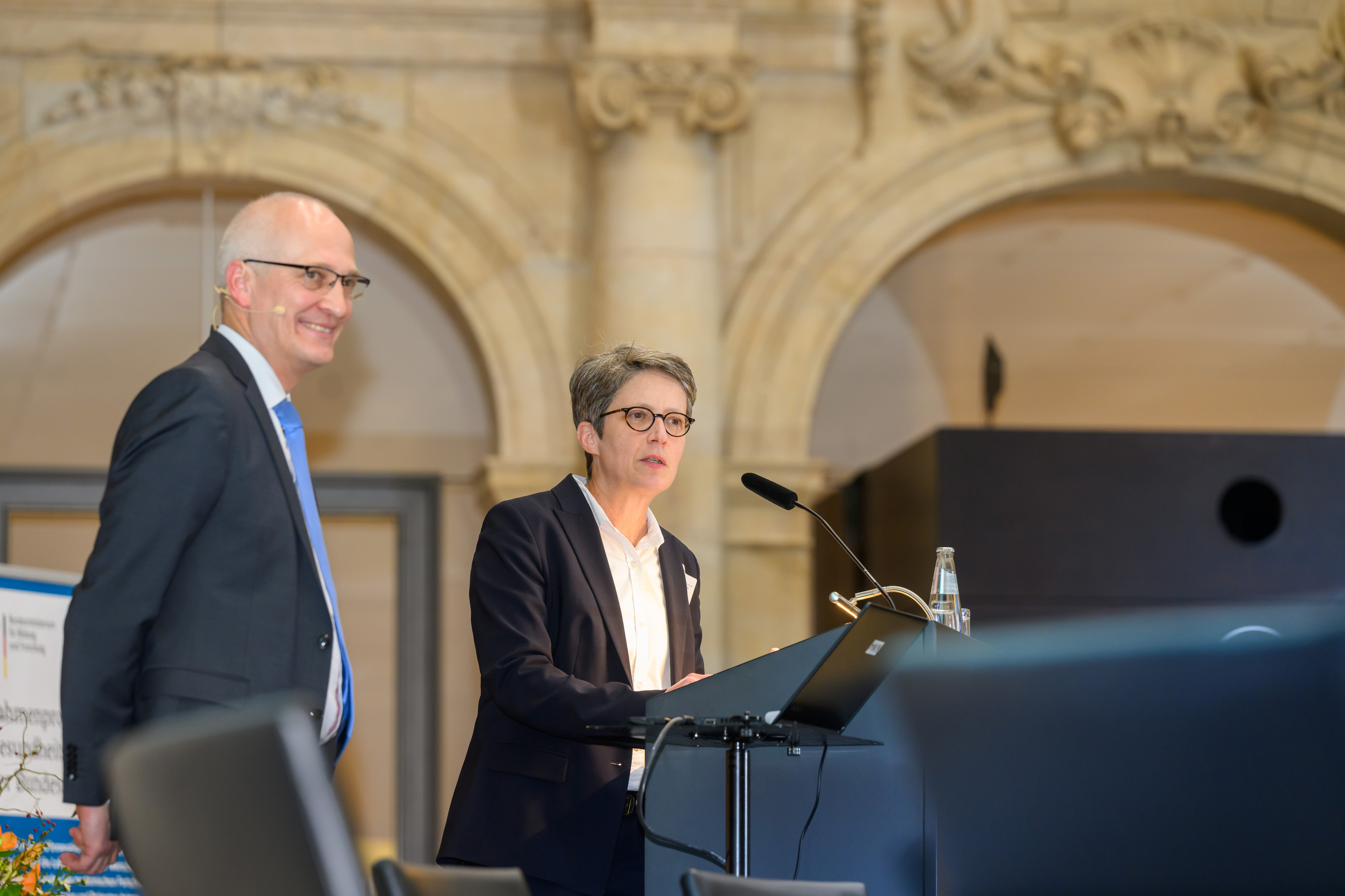 DFG-Vizepräsidentin Siegmund fasste im Austausch mit Ralf Mytzek-Zühlke zum Abschluss zusammen: „Wir brauchen qualifizierte Fachkräfte, die klinische Studien durchführen – wir brauchen motivierte, gut ausgebildete Clinician Scientists.“ 