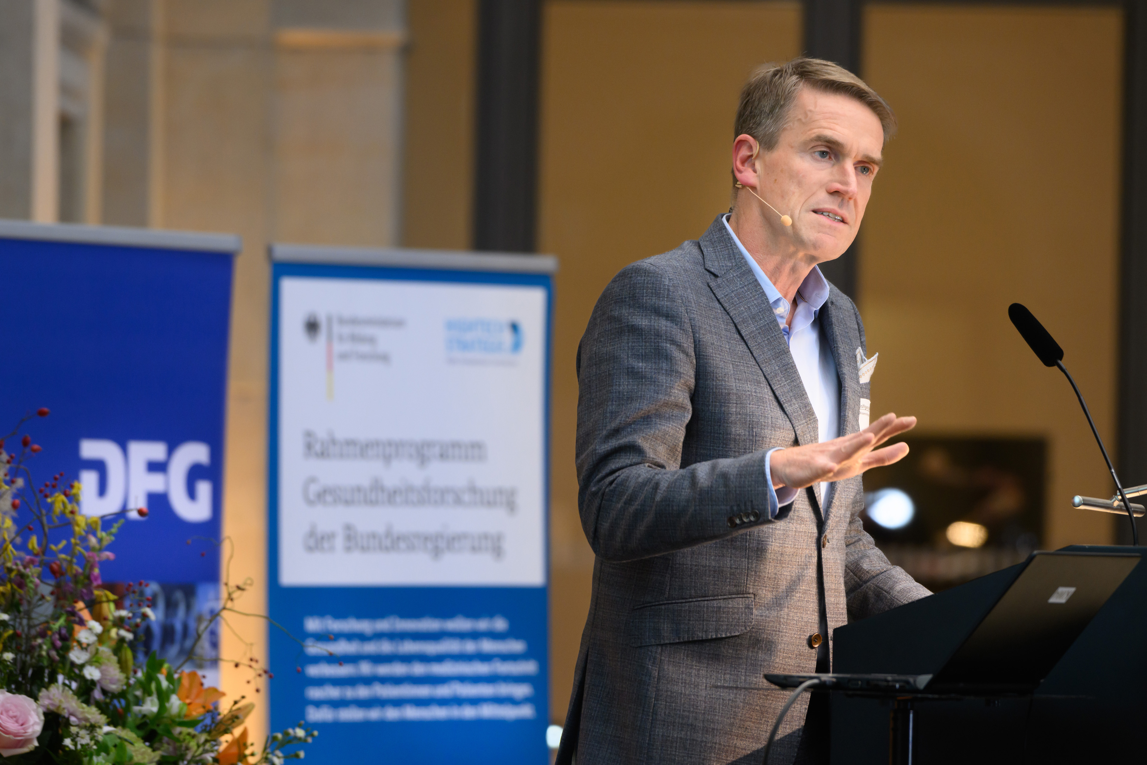 „Wenn wir in Deutschland mehr und bessere klinische Studien – und damit eine bessere Versorgung – wollen“, sagte der Wissenschaftsratsvorsitzende Professor Dr. Wolfgang Wick, „müssen wir sie also endlich wirklich attraktiver machen.“