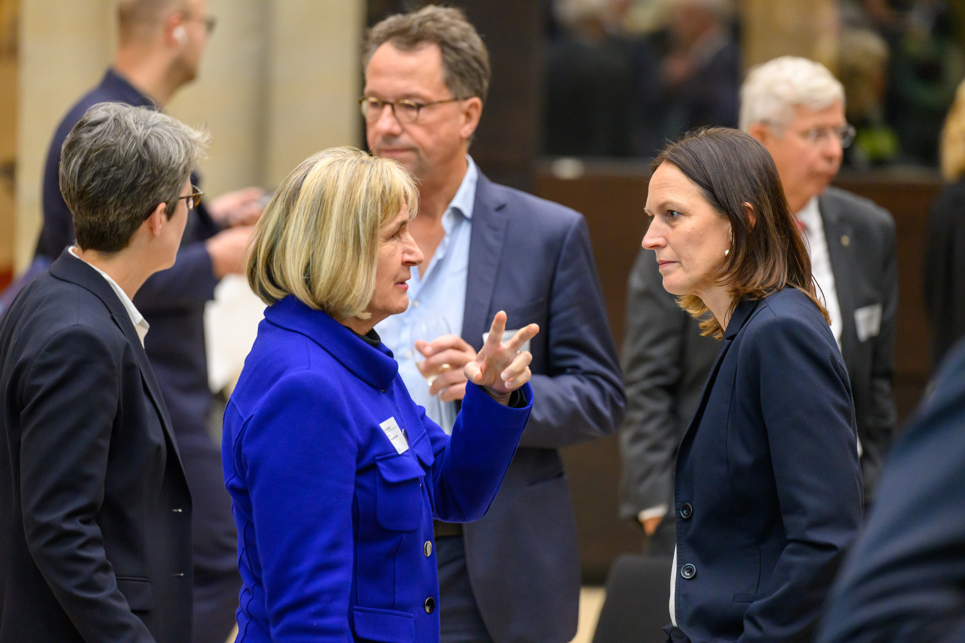 Am Rande der Veranstaltung gab es einen regen Austausch zu Klinischen Studien. Hier DFG-Generalsekretärin Dr. Heide Ahrens im Gespräch (vorne links).