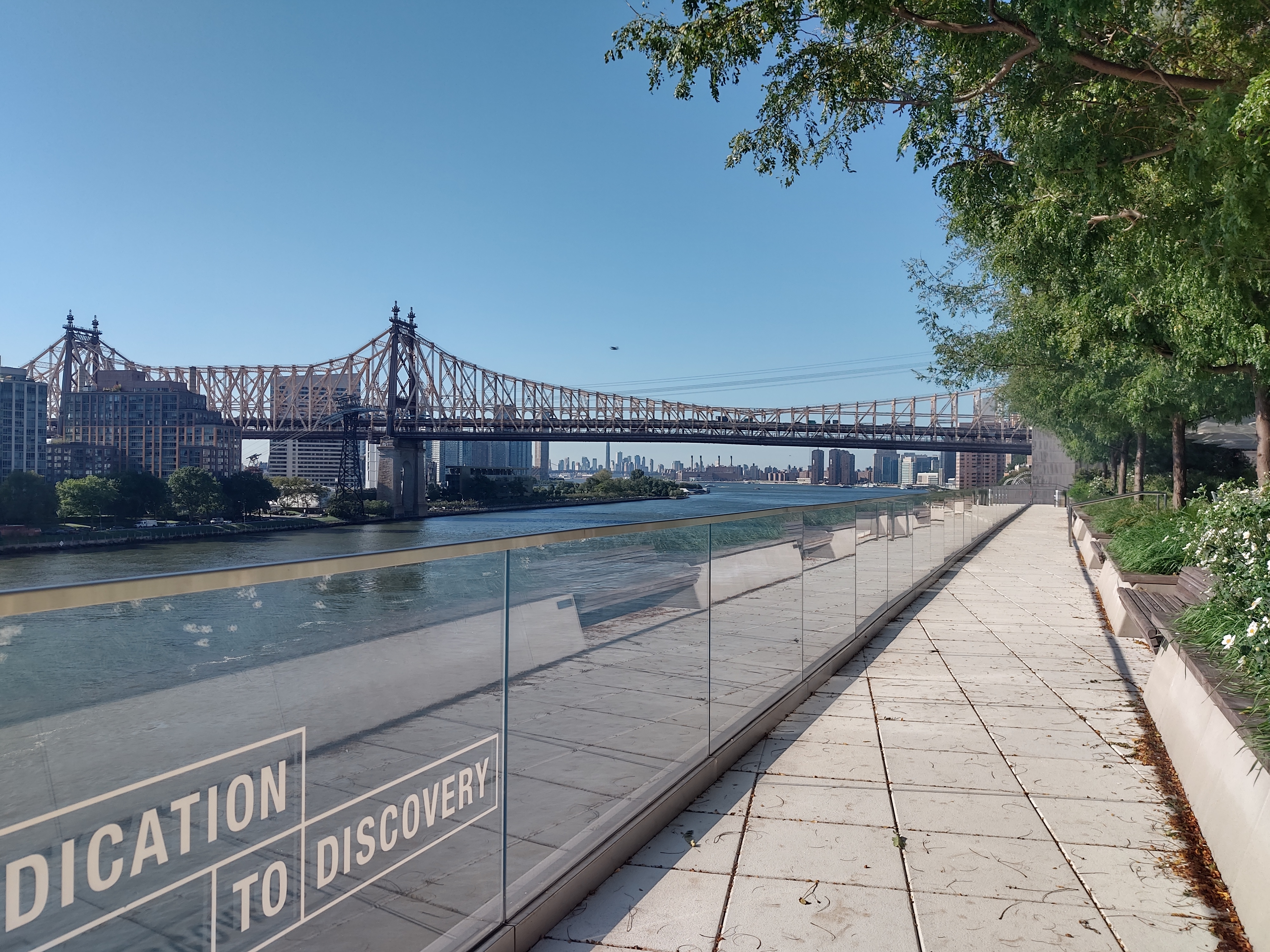 Bild des Rockefeller Campus mit Blick auf New York