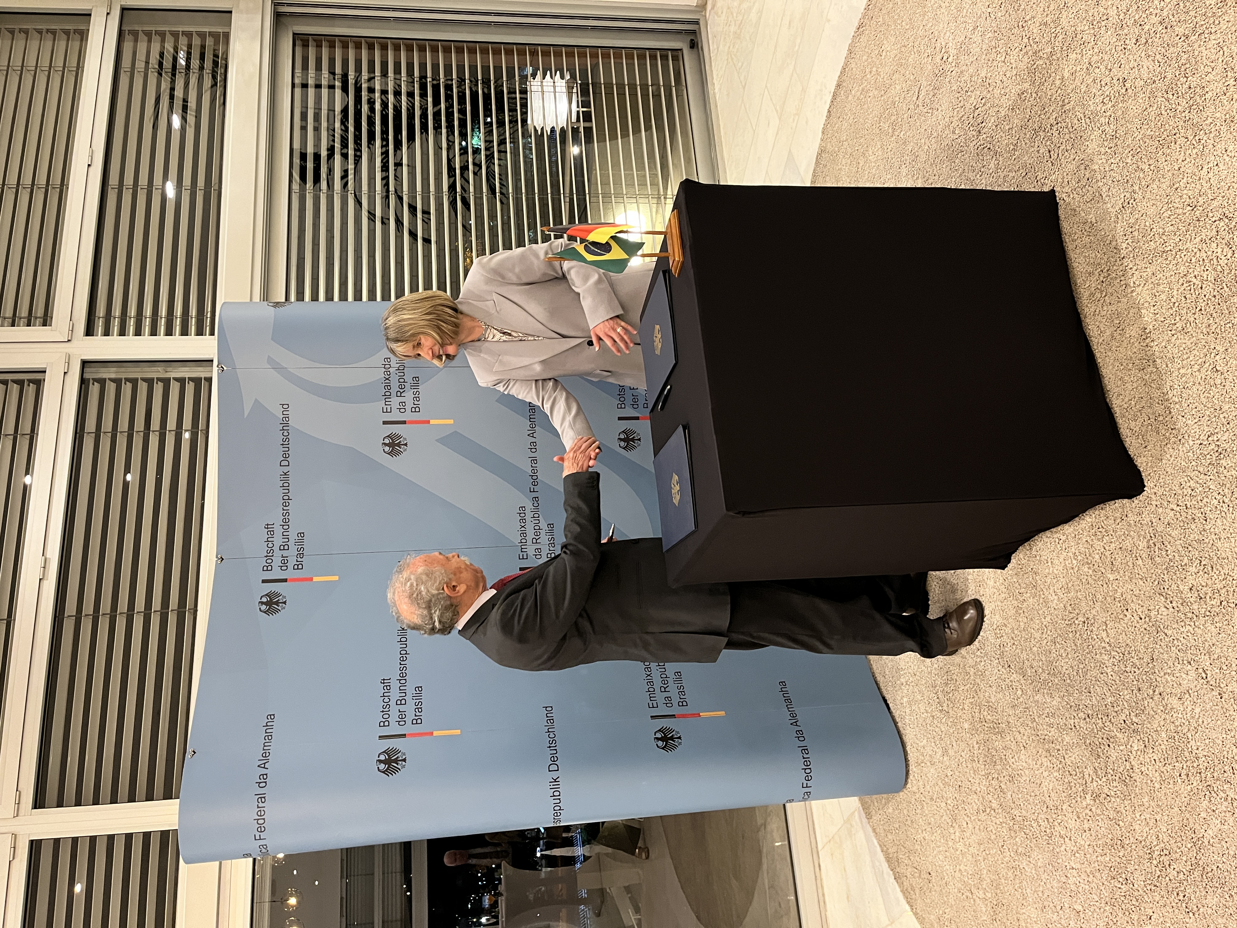 Dr. Heide Ahrens und Prof. Dr. Ricardo Galvão geben sich die Hand.