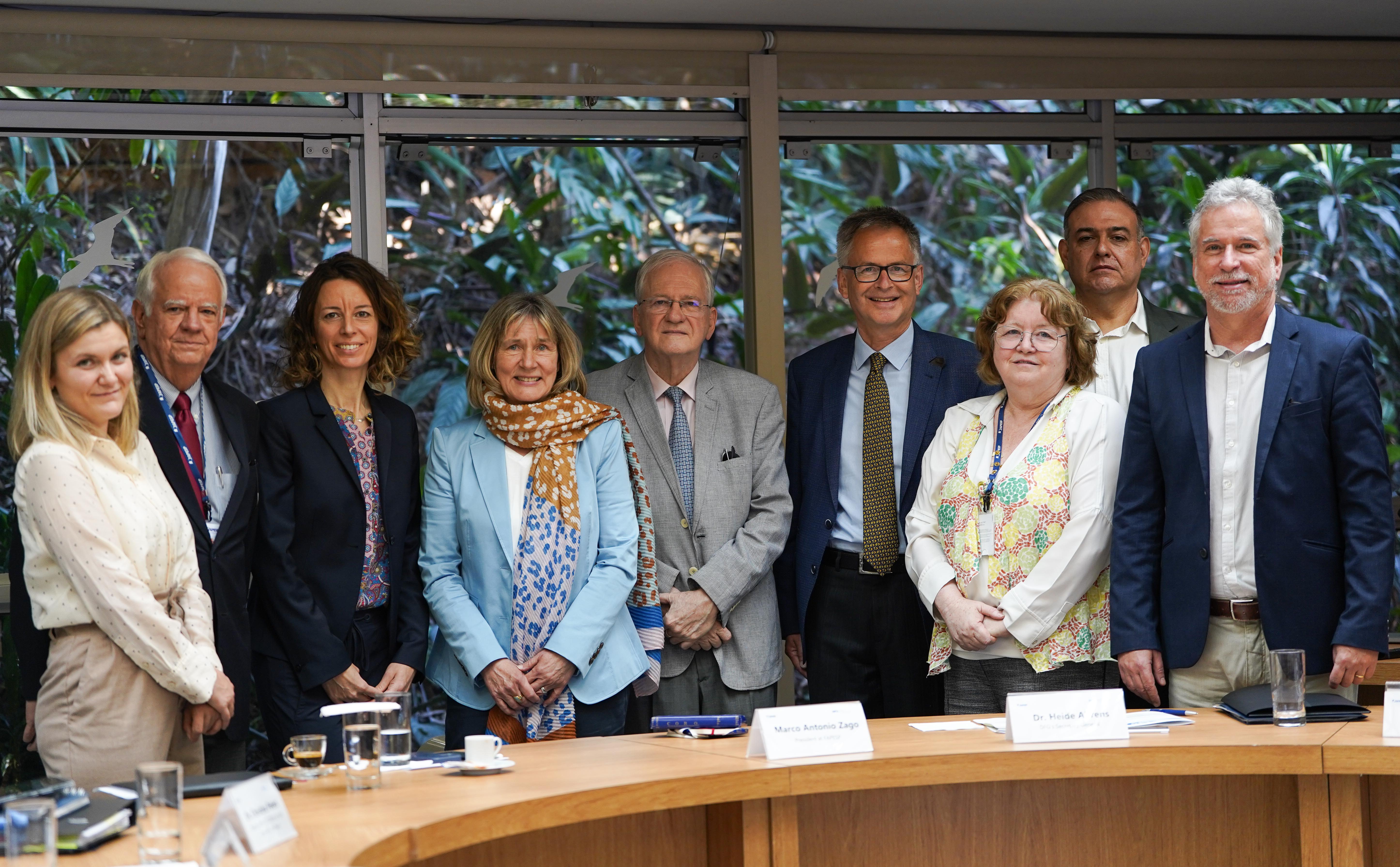 Gruppenbild der neun Personen