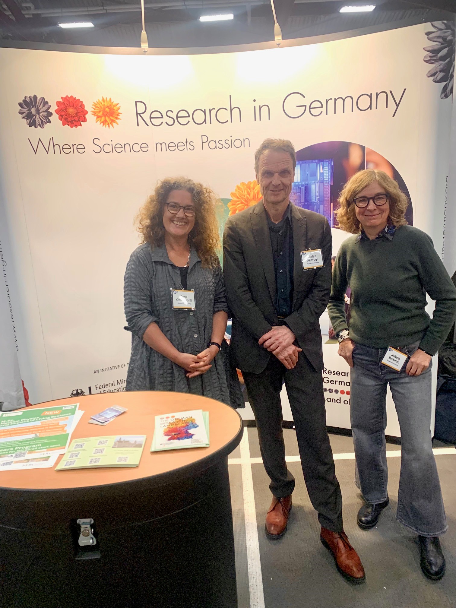 Anna Oberle-Brill (GAIN), Stefan Altevogt (DFG) und Solveig Berkman (DAAD) at the Research in Germany-Fair Stand
