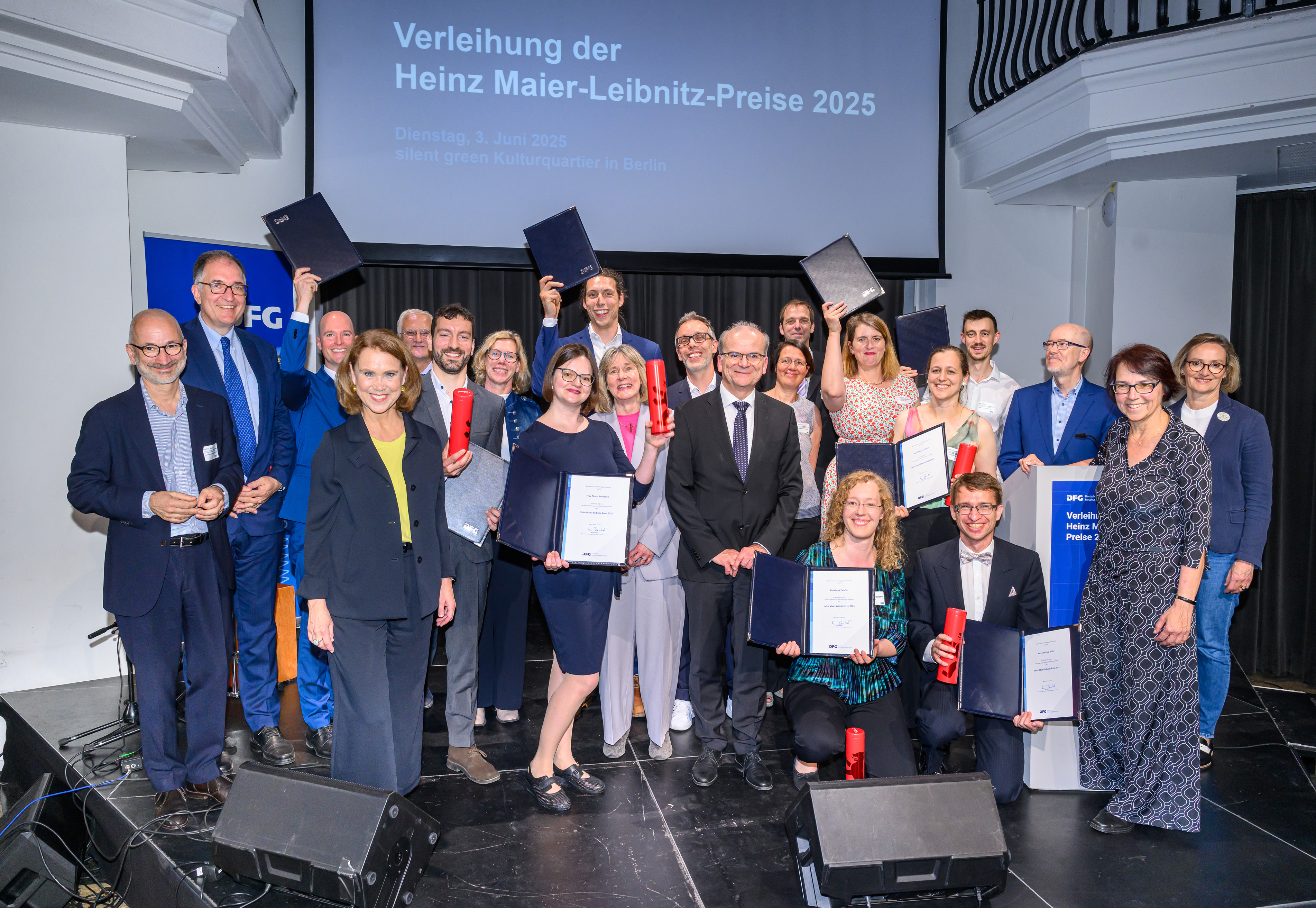 Group picture of the prizewinners, the selection committee and guests