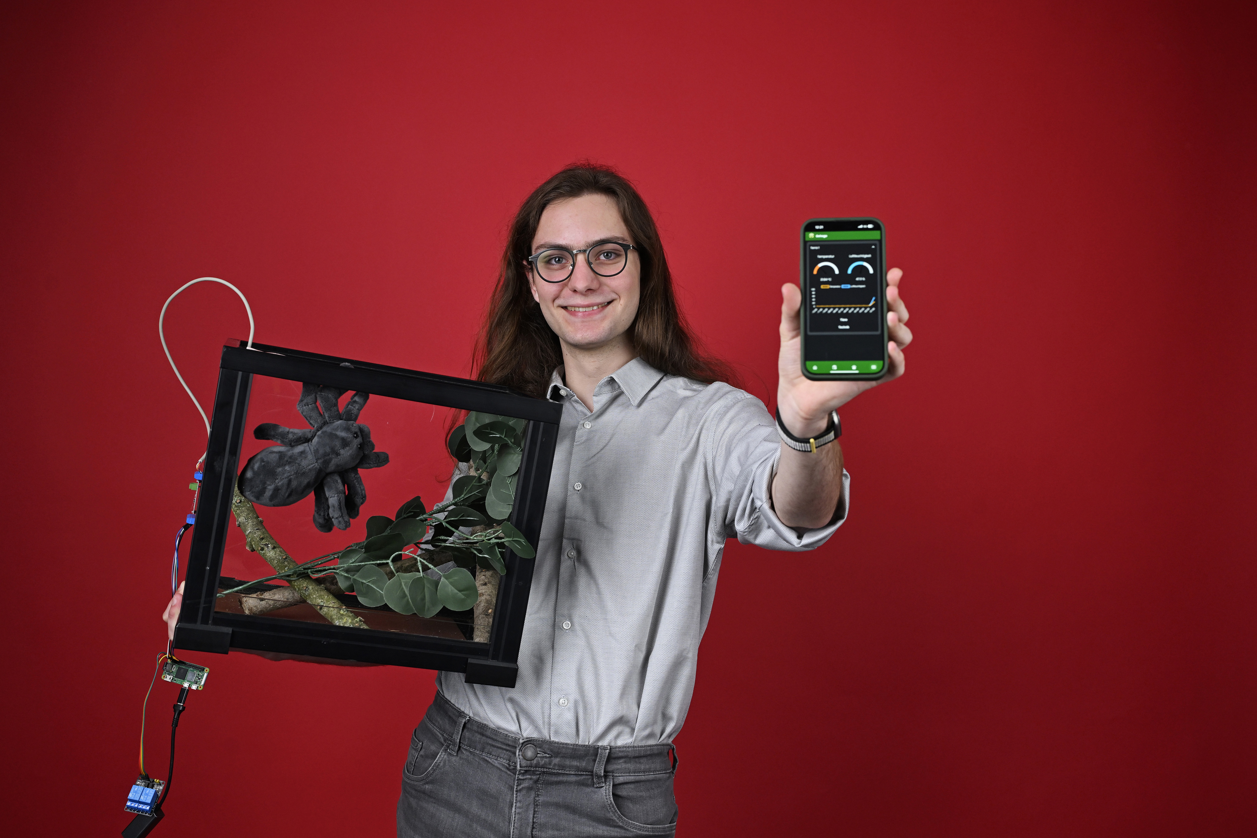 Europa-Prize-2025-Awardee Vincent Engelbrecht shows a smartphone