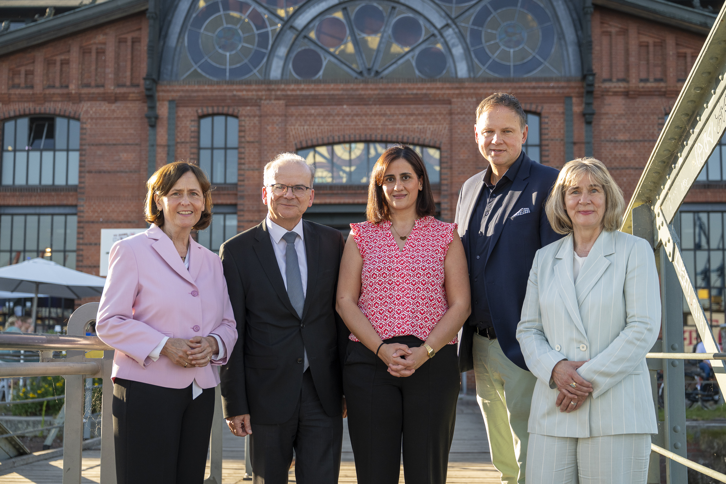 Die DFG ist anlässlich ihrer Jahresversammlung zu Gast in Hamburg. Von l.n.r.: Prof. Dr. Katja Becker (Präsidentin der Deutschen Forschungsgemeinschaft), Dr. Rolf-Dieter Jungke (Staatssekretär BMFTR), Maryam Blumenthal (Senatorin der Freien und Hansestadt Hamburg), Prof. Dr. Hauke Heekeren (Präsident der Universität Hamburg), Dr. Heide Ahrens (Generalsekretärin der DFG)