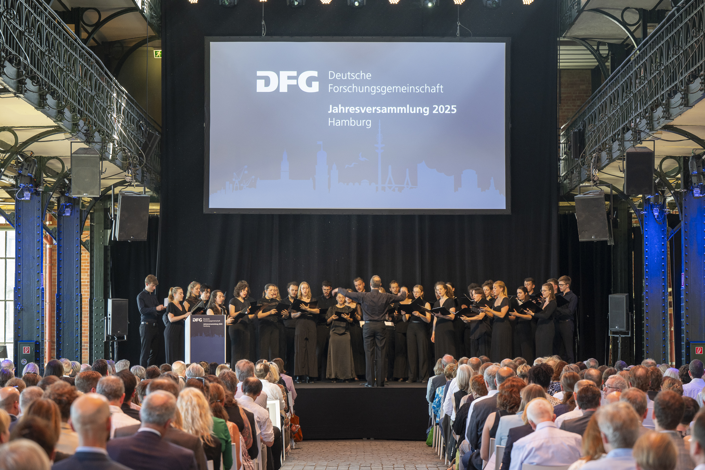 Der Kammerchor der Hochschule für Musik und Theater Hamburg rahmt die Festveranstaltung musikalisch. 