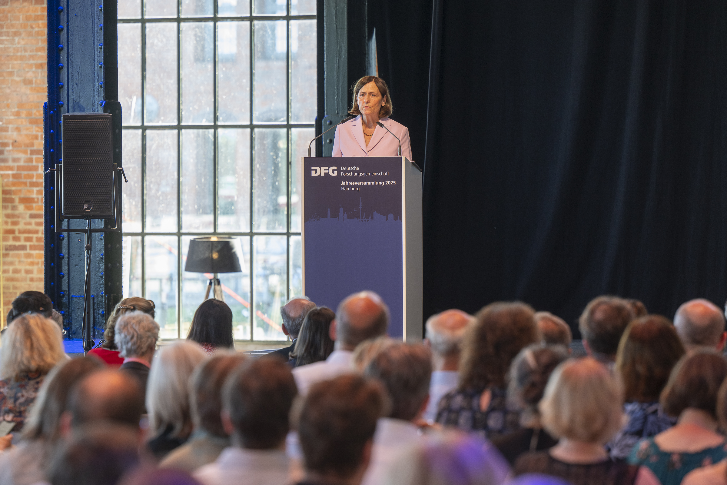 Die Präsidentin der DFG, Frau Prof. Dr. Becker, begrüßt die Gäste zur Festveranstaltung im Rahmen der Jahresversammlung der Deutschen Forschungsgemeinschaft. 