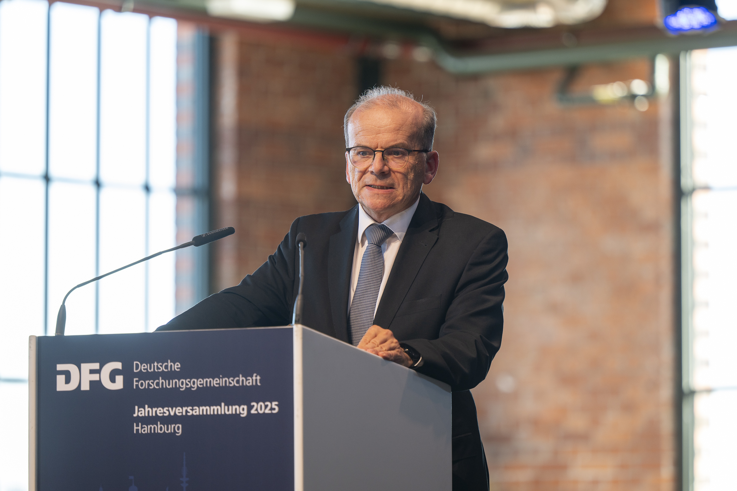 Grußwort durch Dr. Rolf-Dieter Jungk, Staatssekretär im Bundesministerium für Forschung, Technologie und Raumfahrt. 