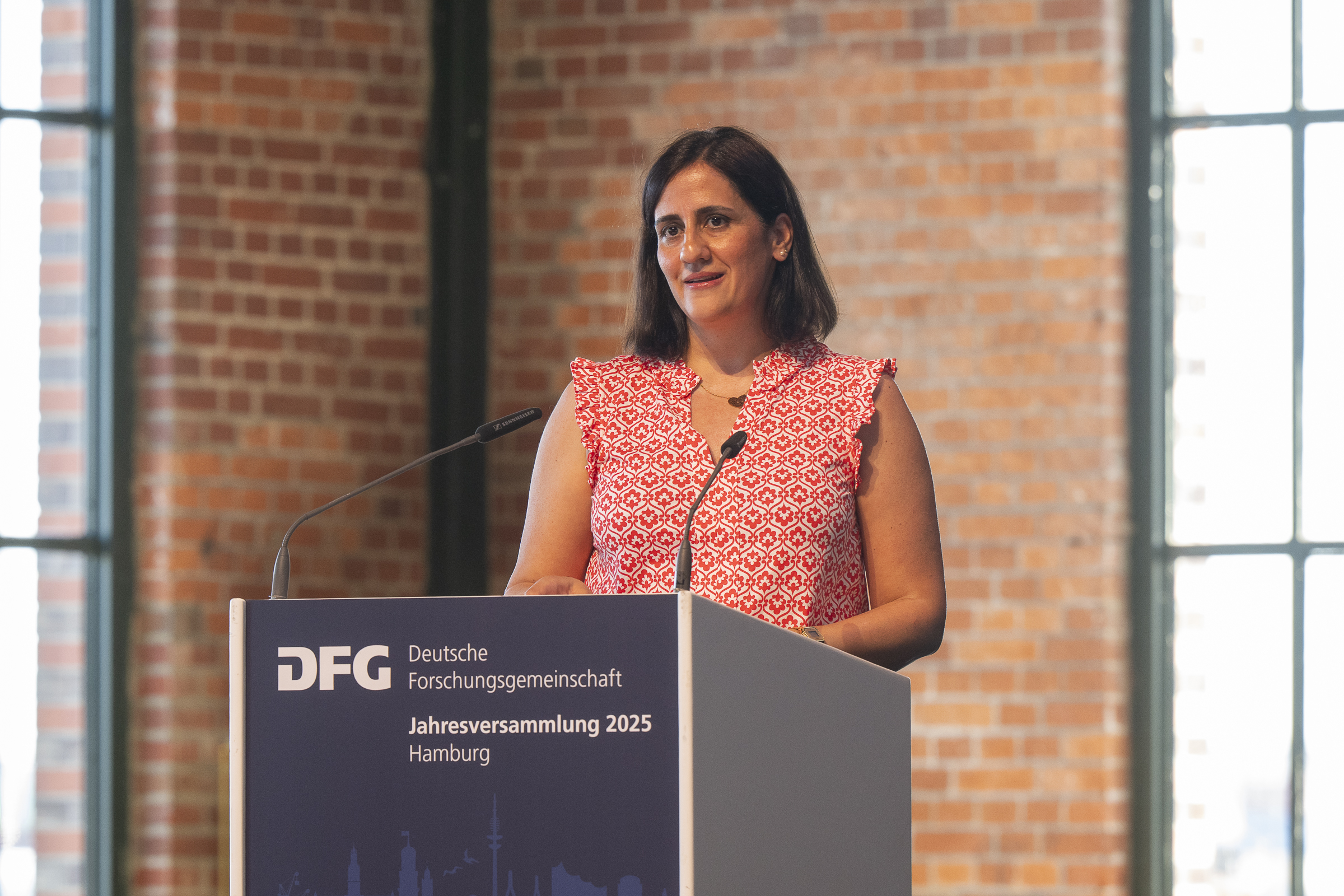 Grußwort durch Maryam Blumenthal, Senatorin für Wissenschaft, Forschung und Gleichstellung der Freien und Hansestadt Hamburg und Mitglied der Gemeinsamen Wissenschaftskonferenz. 