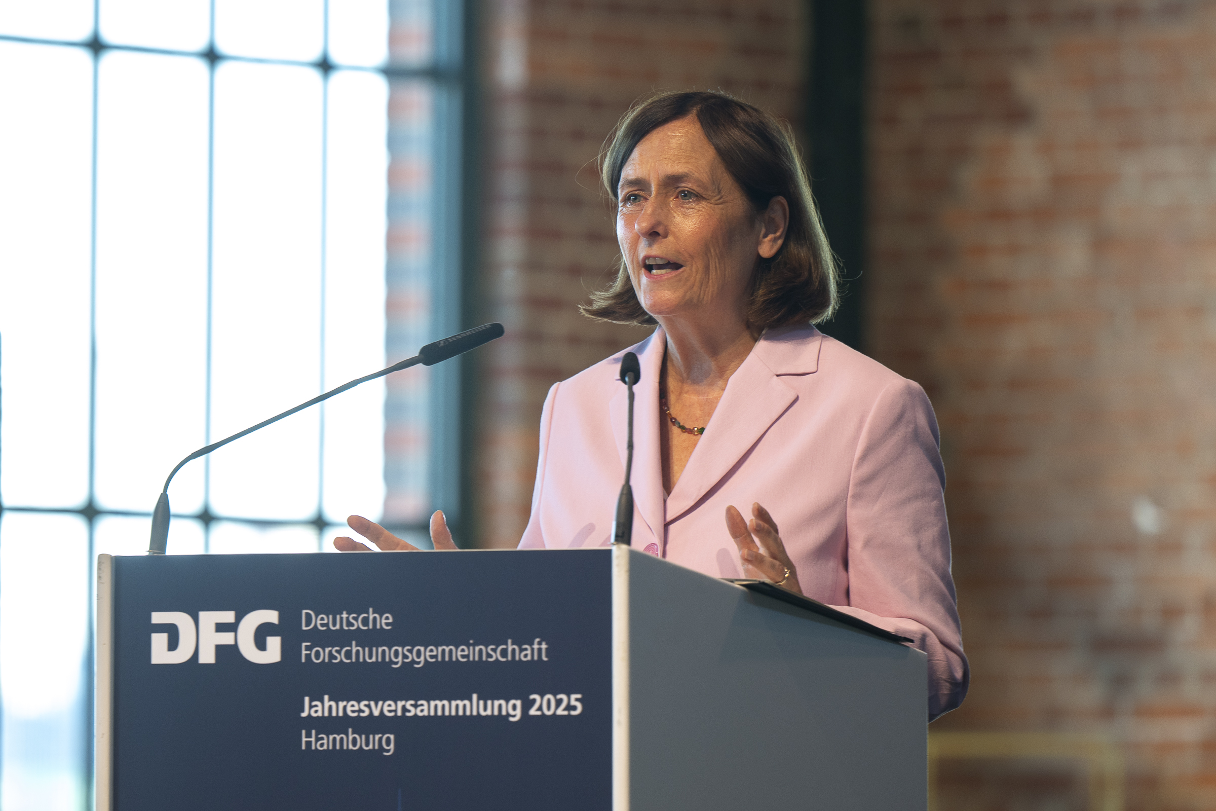 In ihrer Festrede spricht Frau Prof. Dr. Katja Becker, Präsidentin der DFG, zur weltweit zunehmenden Bedrohung der Wissenschaftsfreiheit.