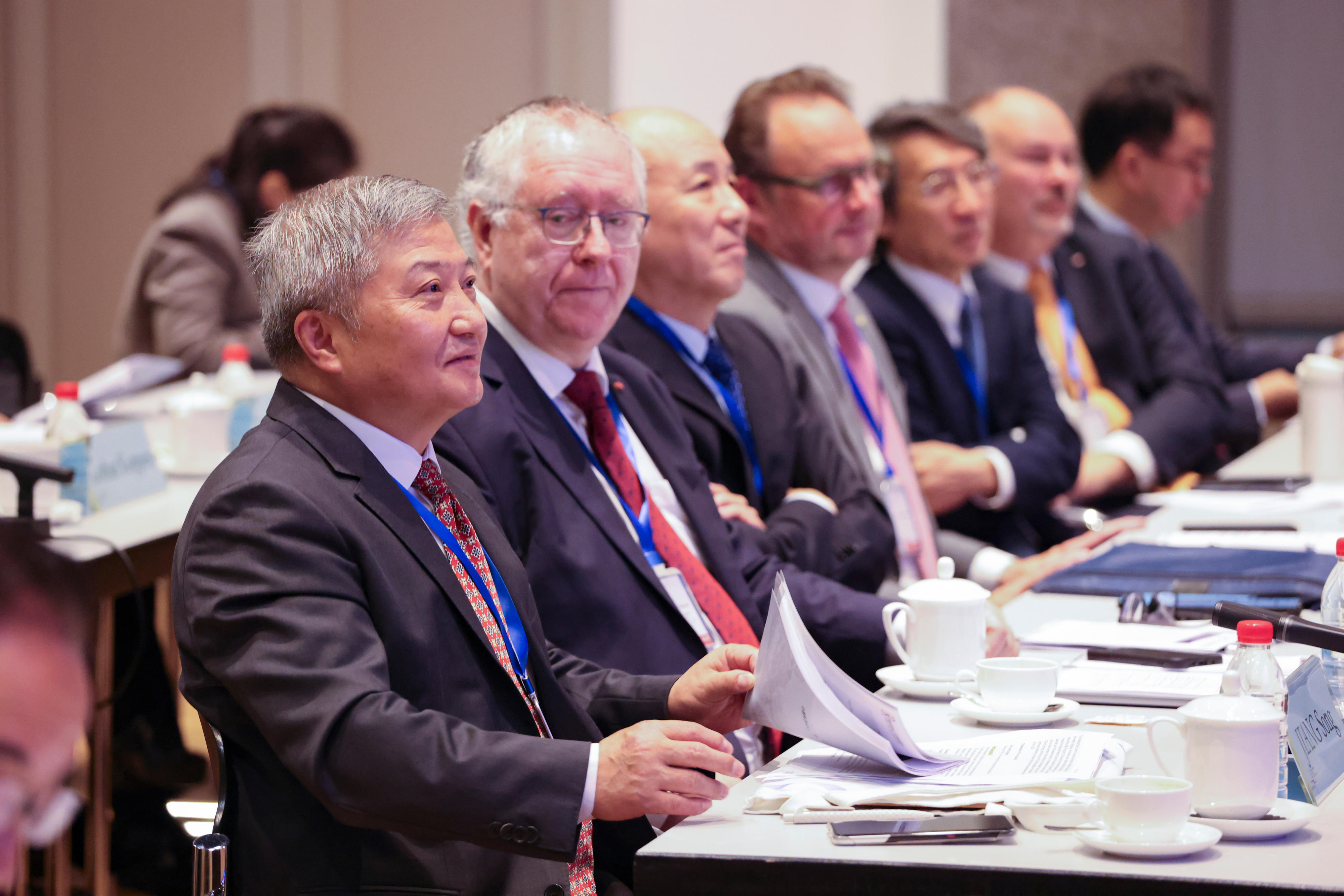 Gruppenbild von Hochschulpräsident*innen aus Deutschland und China bei einer Austauschrunde zum Thema „Sino-German Collaboration in a Changing World“