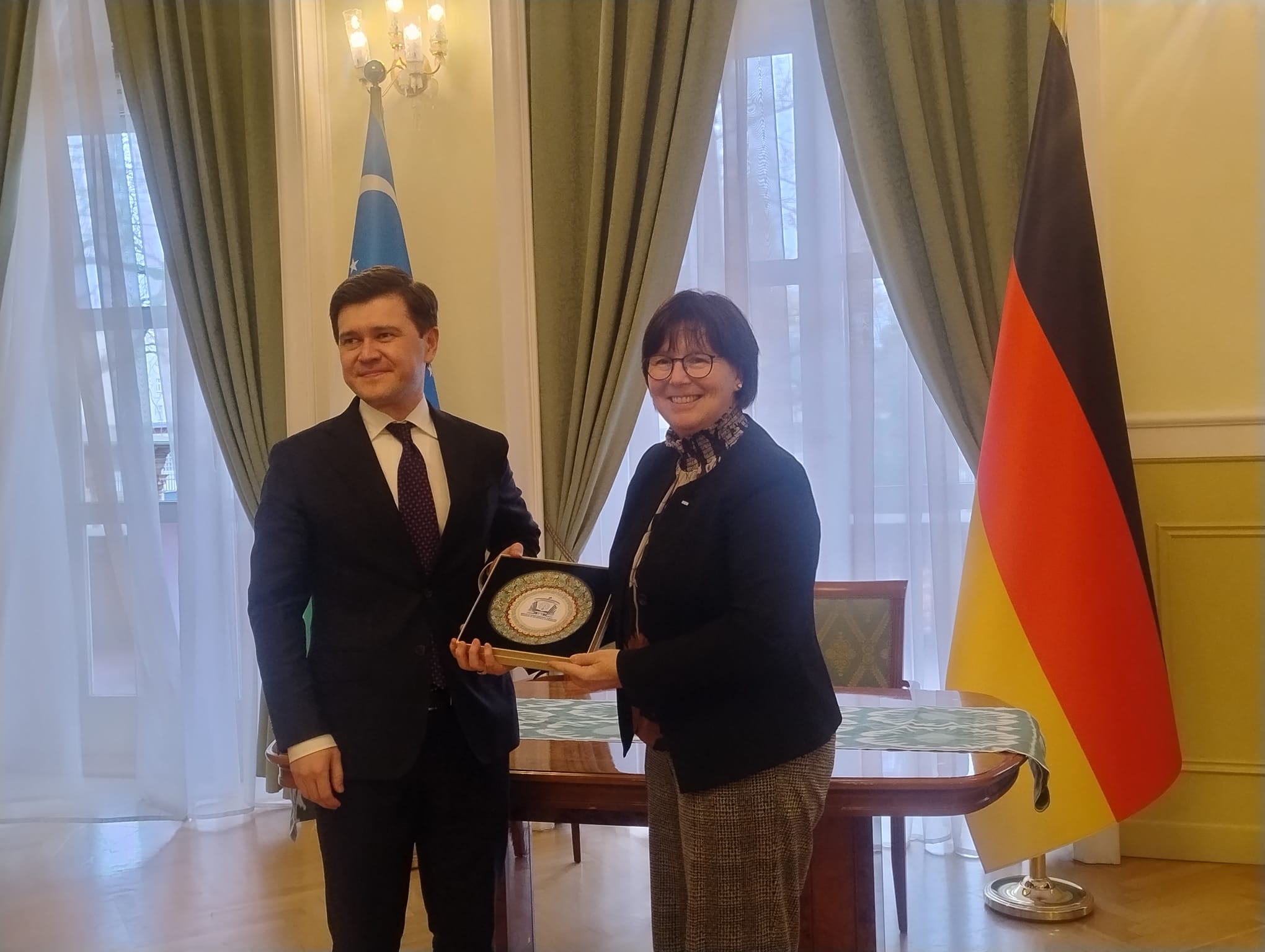 Aufnahme von DFG-Vizepräsidentin Professorin Karin Jacobs mit dem usbekischen Vizeminister für Forschung Dr. Sardor Radjabov auf dem bilateralen Hochschulforum im November 2025 in der usbekischen Botschaft in Berlin