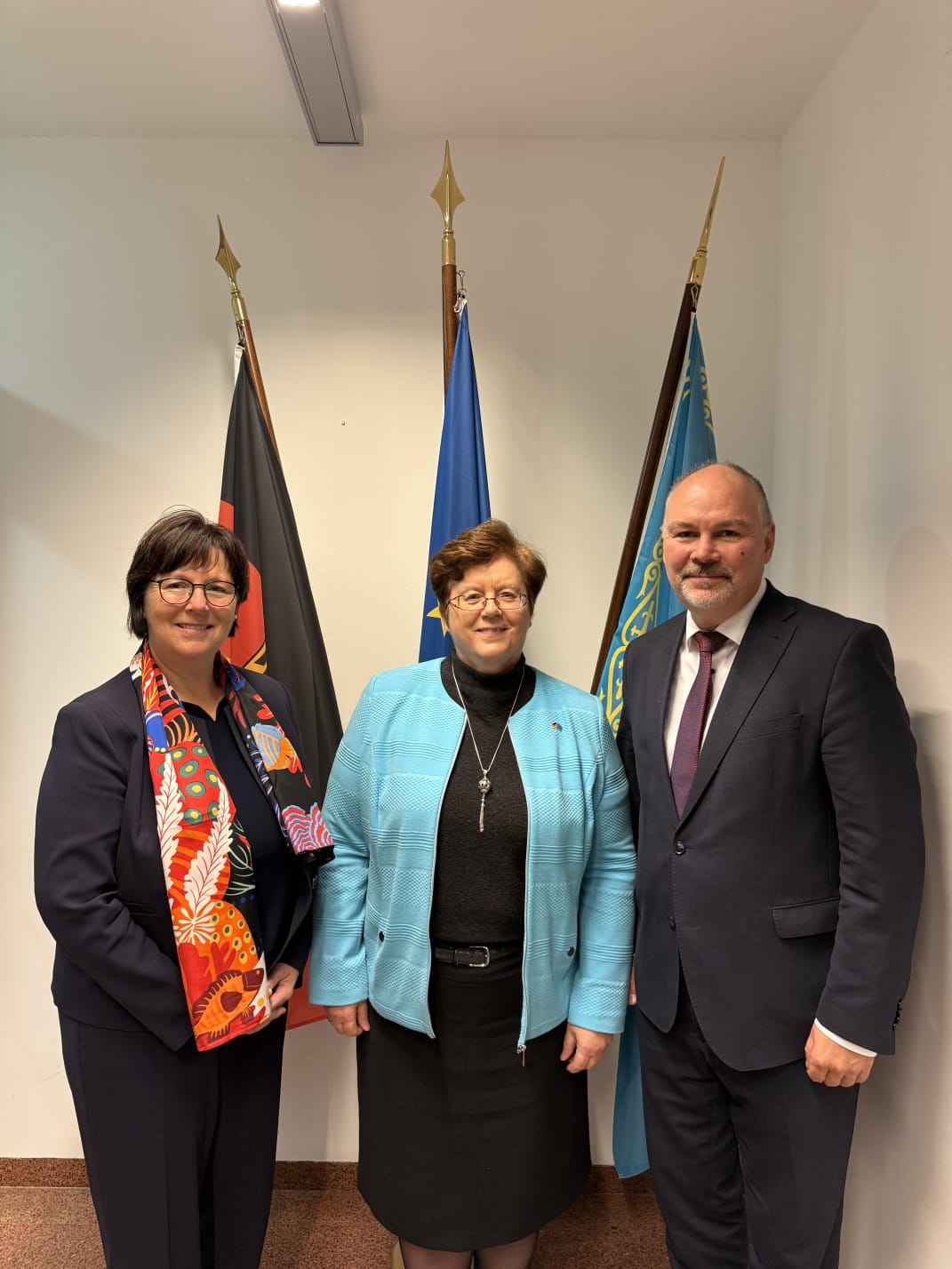 Porträtfoto von DFG-Vizepräsidentin Professorin Karin Jacobs und Professor Jörg Bagdahn, Präsident der Hochschule Anhalt, und Vize-Präsident der Hochschulrektorenkonferenz mit der Deutschen Botschafterin Monika Iwersen in Kasachstan im September 2025