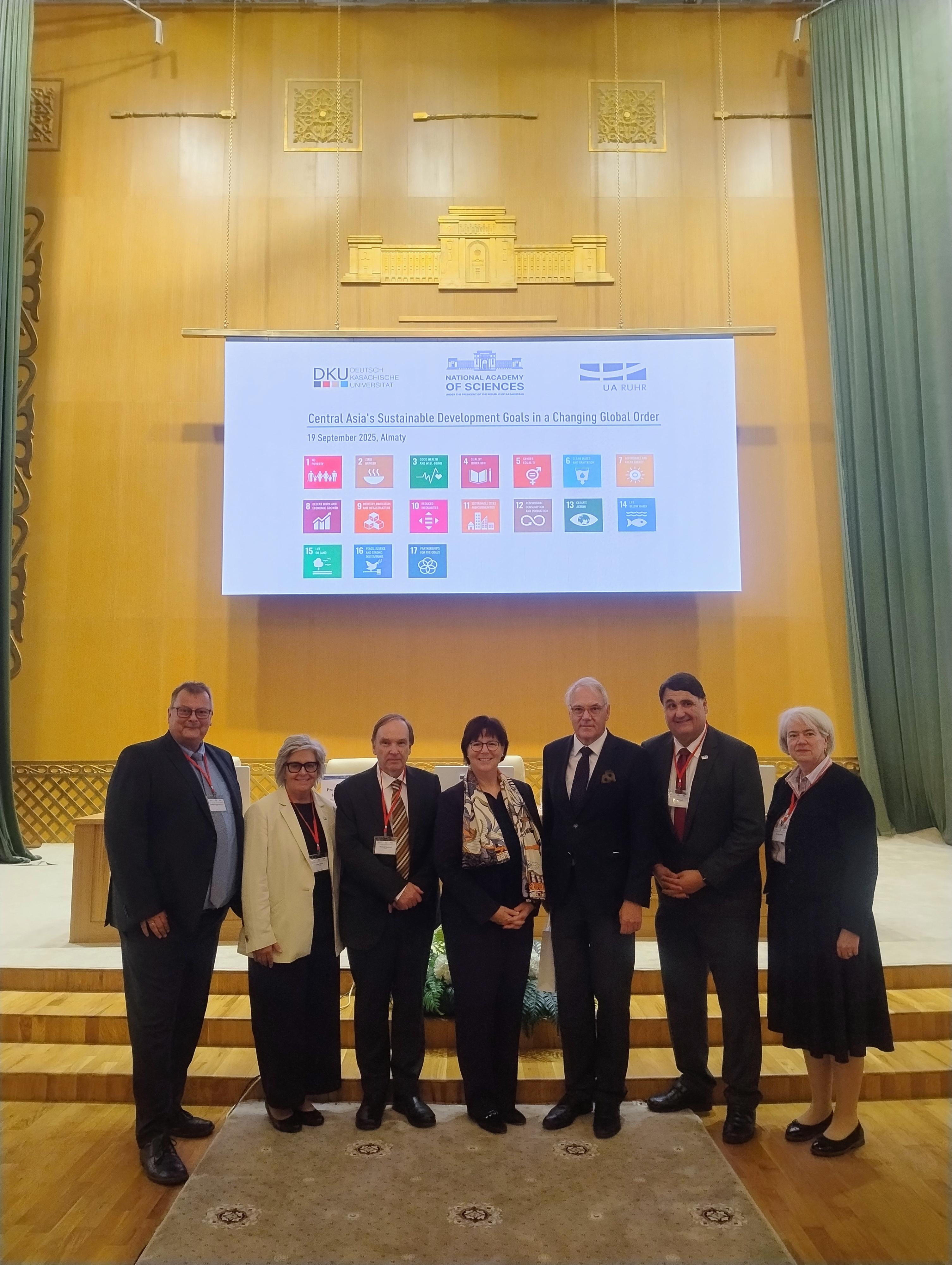 Gruppenbild von Vertreter*innen der DFG auf einer Konferenz zur Nachhaltigkeit an der Akademie der Wissenschaften in Almaty, Kasachstan: DFG-Vizepräsidentin Professorin Karin Jacobs der Universität des Saarlandes (Mitte) mit (v.l.n.r.) Prorektor der Technischen Universität Dortmund Professor Gerhard Schembecker, Prorektorin der Universität Duisburg-Essen Professorin Karen Shire, Präsidenten der Deutsch-Kasachischen Universität Professor Wolrad Rommel, Deutschem Generalsekretär in Almaty Matthias Kiesler, Rektor der Ruhr-Universität Bochum Professor Stephan Paul und Programmmanagerin von „Green Central Asia“ der Deutschen Gesellschaft für Internationale Zusammenarbeit Dr. Caroline Milow
