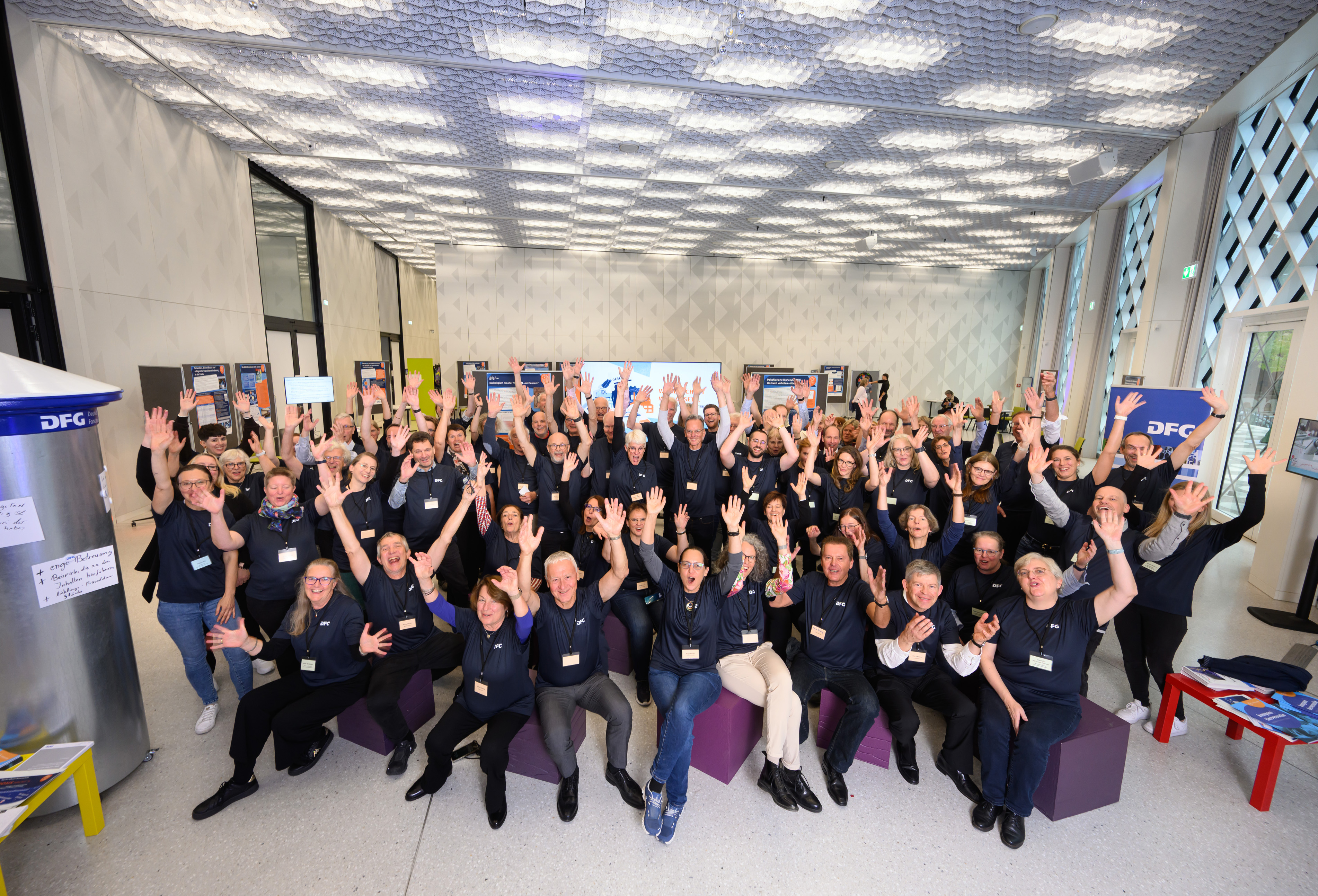 Gruppenbild der Kommissionsmitglieder in einheitlichen T-Shirts