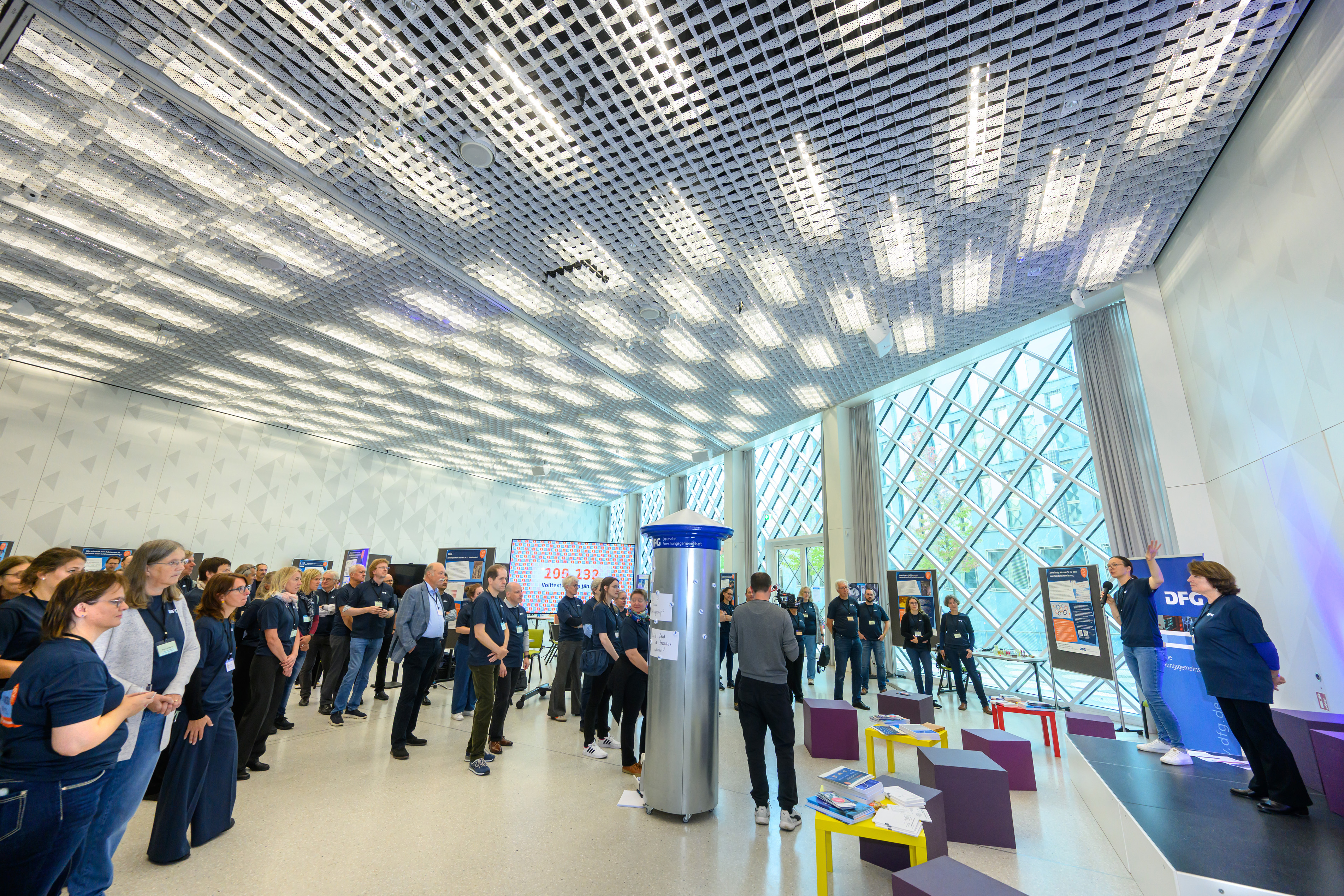 Ein Blick in den Ausstellungsraum im Futurium mit vielen Menschen