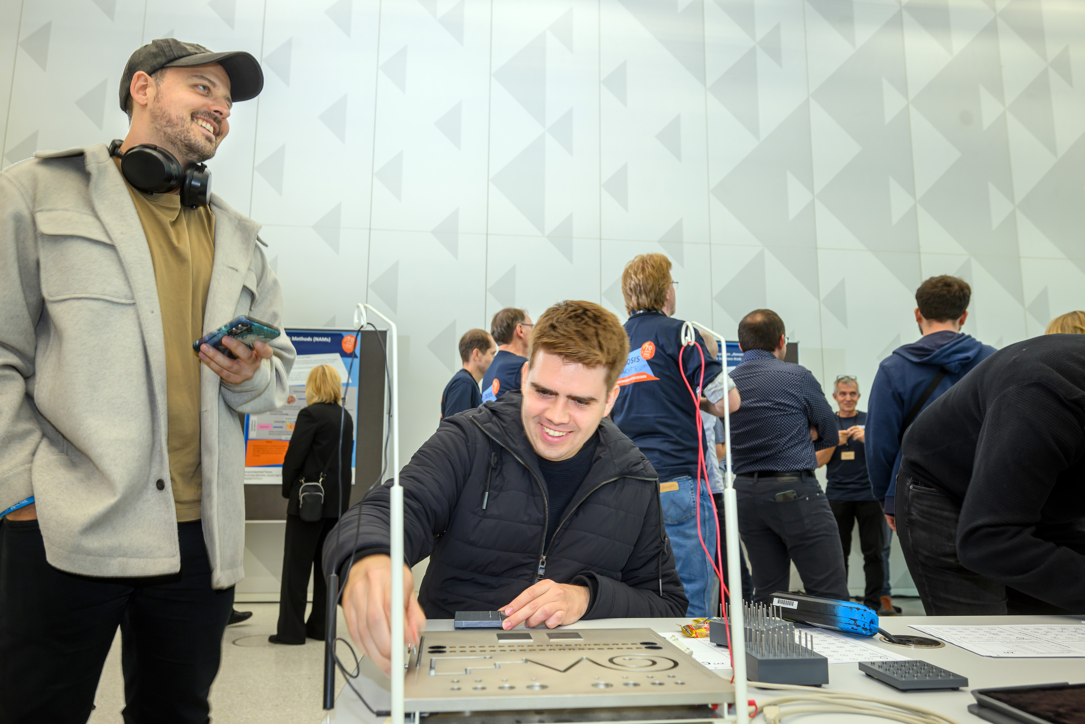 Ein junger Mann sitzt vor einem Exponat und probiert es aus