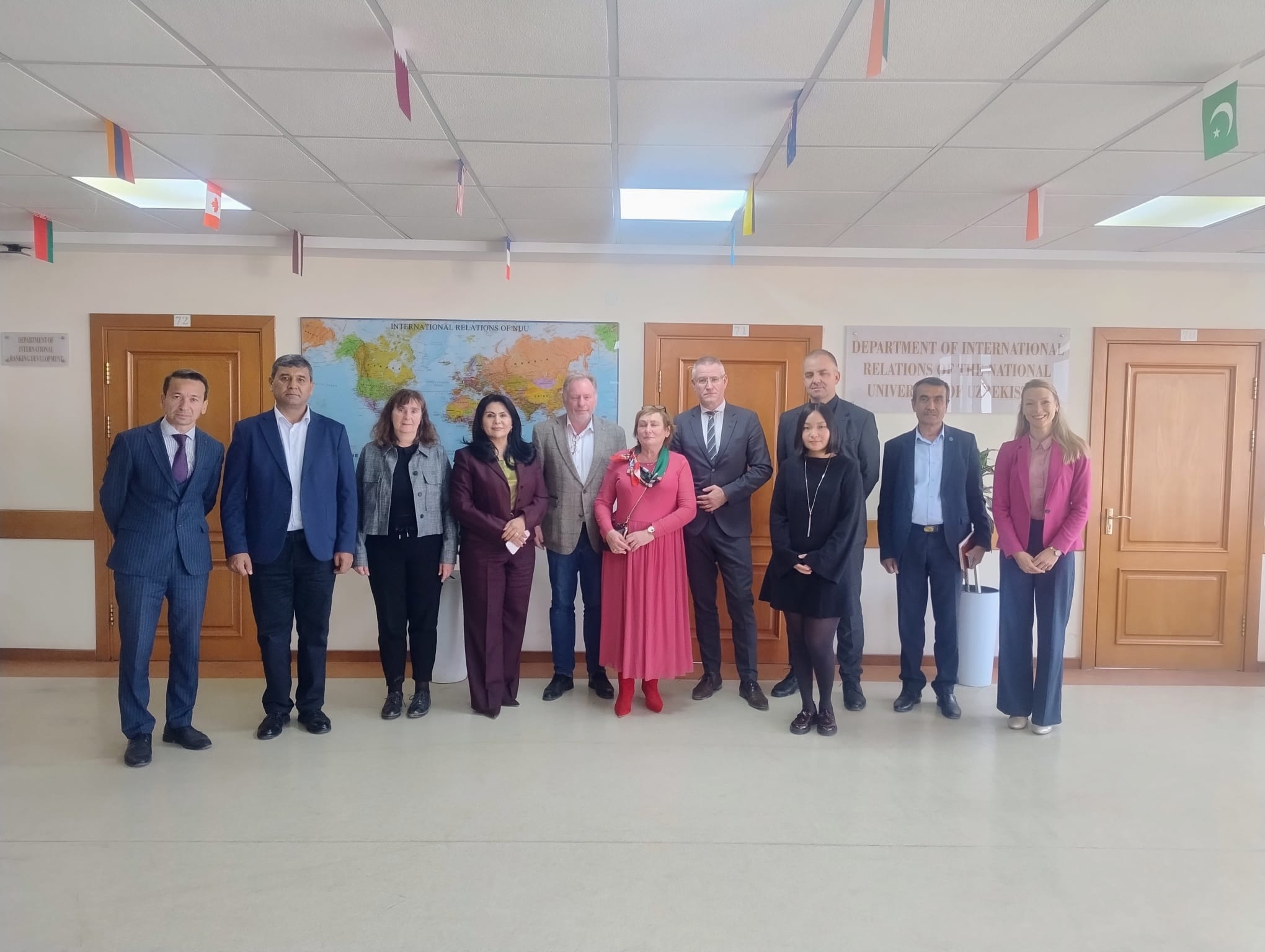 group picture of DFG Senator Professor Georg Guggenberger with Vice Rector Professor Raima Shirinova (fourth from left) at the National University of Uzbekistan named after Mirzo Ulugbek, in October 2025.