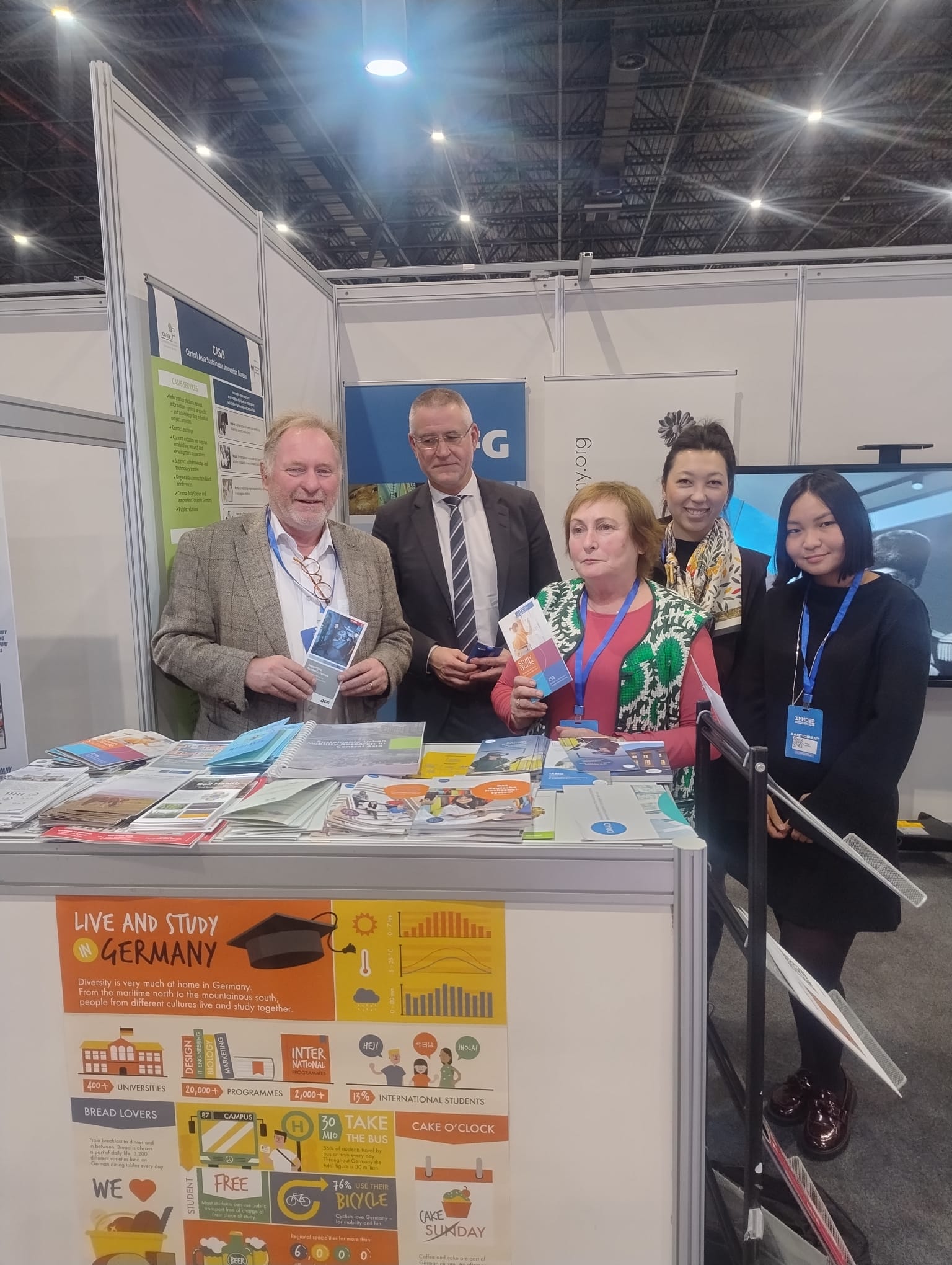 Picture of the exhibition stand at the Science and innovation fair in Uzbekistan, October 2025: DFG Senator Professor Georg Guggenberger of Leibniz University Hannover (left) at the German stand at Innoweek in Tashkent. The DFG’s on-site activities were supported by Assiya Sagymbay (right) and Raushan Amanzholova (second from right) of the Central Asia Sustainable Innovation Bureau (CASIB).