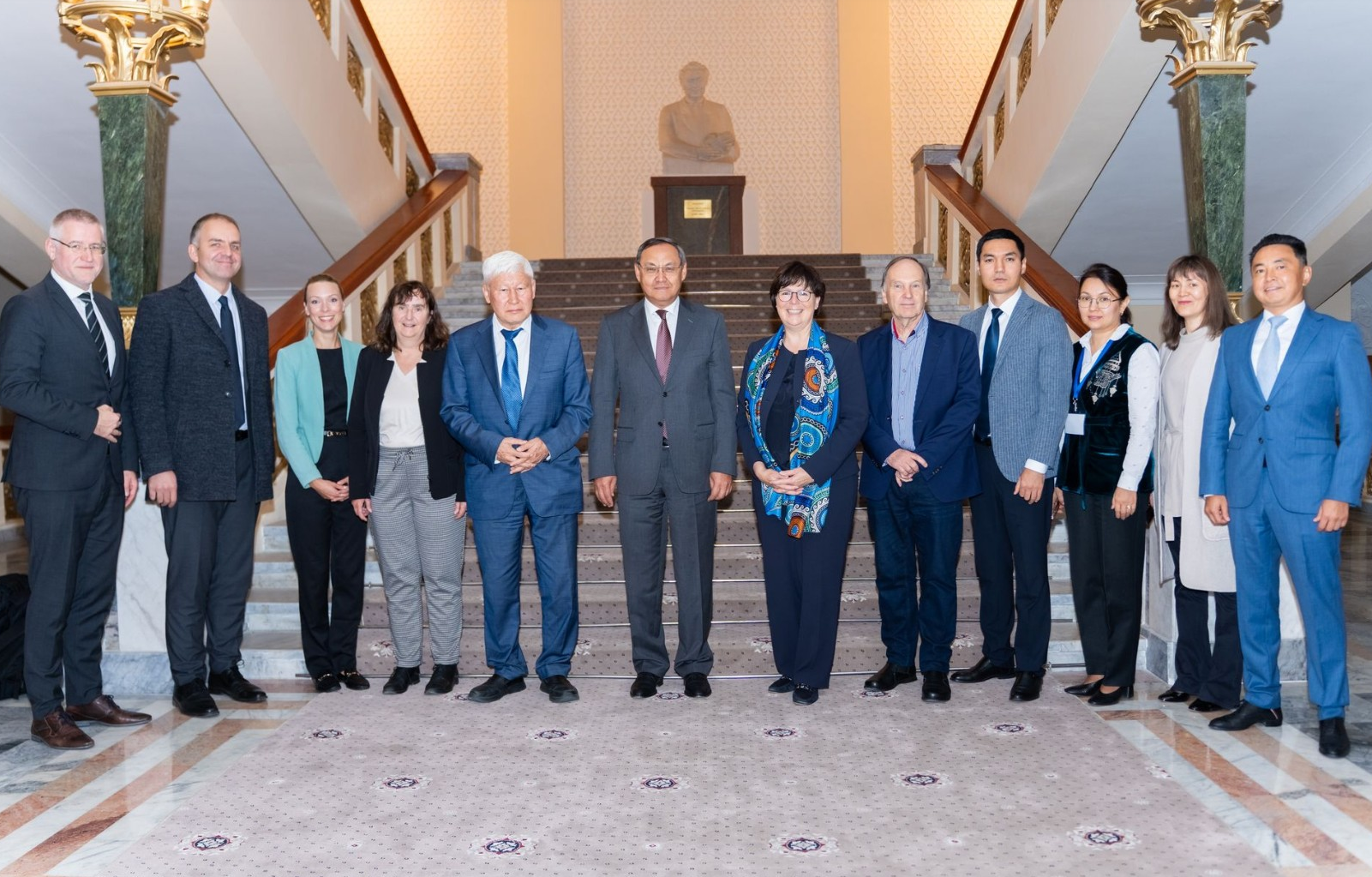 group picture in the Kazakh Academy of Sciences in Almaty: DFG Vice President Professor Karin Jacobs between Professor Akhilbek Kurishbayev, President of the Academy of Sciences, and Professor Wolrad Rommel, President of the German-Kazakh University, at the Academy of Sciences in Almaty in September 2025.
