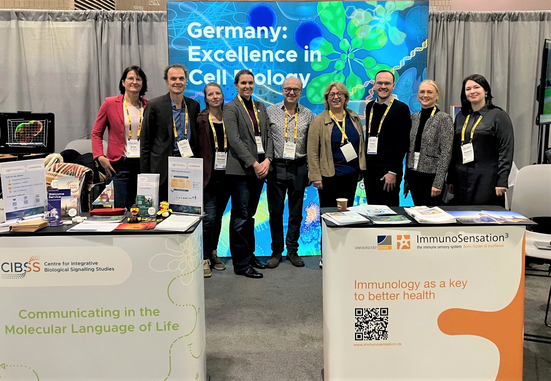 Gruppenbild der Mitarbeiter*innen am DFG-Messestand 