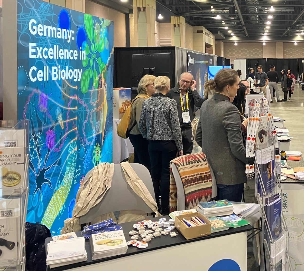 overview picture of the DFG booth with its employees