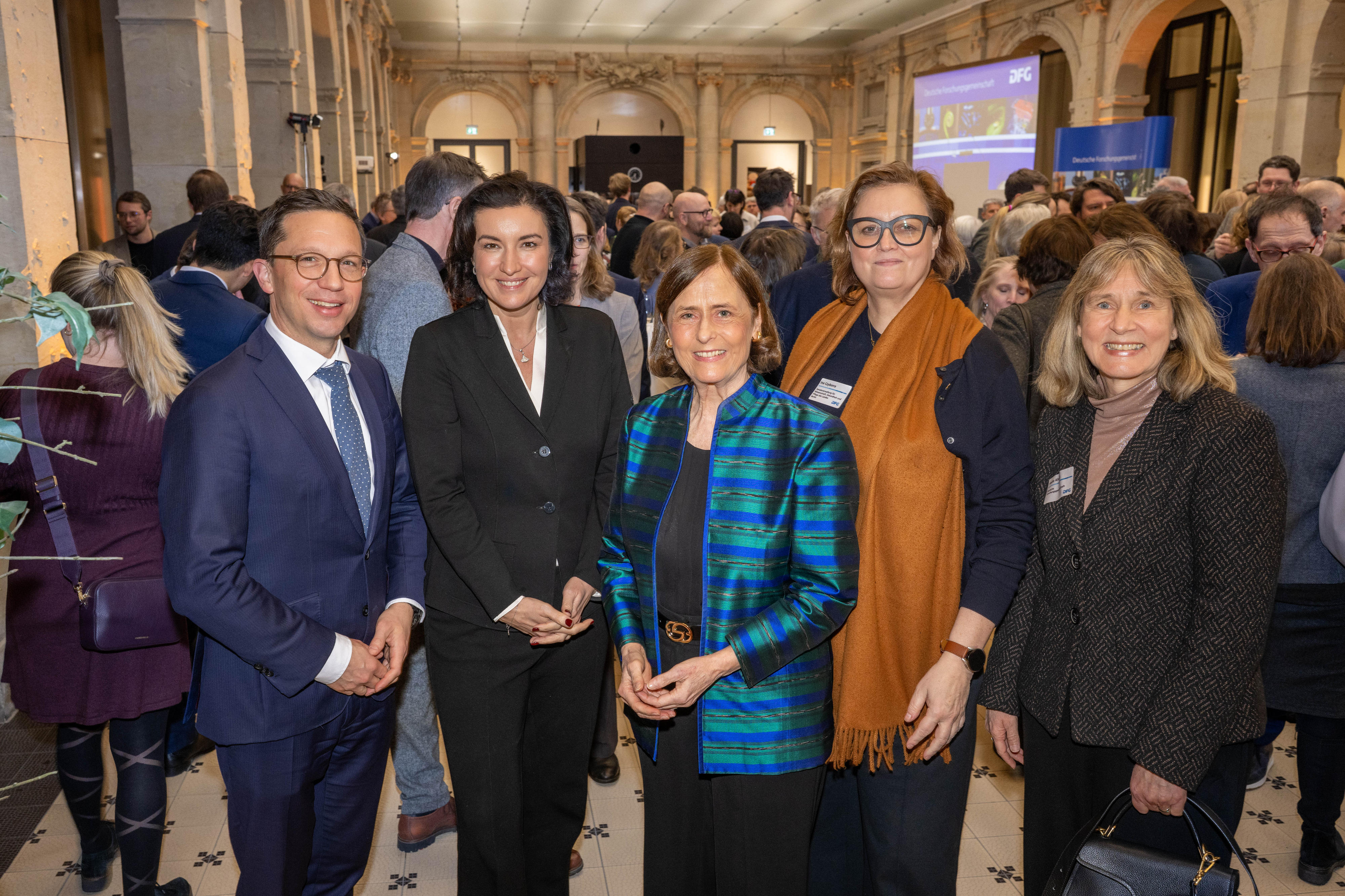 Gruppenbild: Der DFG-Vorstand mit Bundesministerin Dorothee Bär und zwei Landesminister*innen