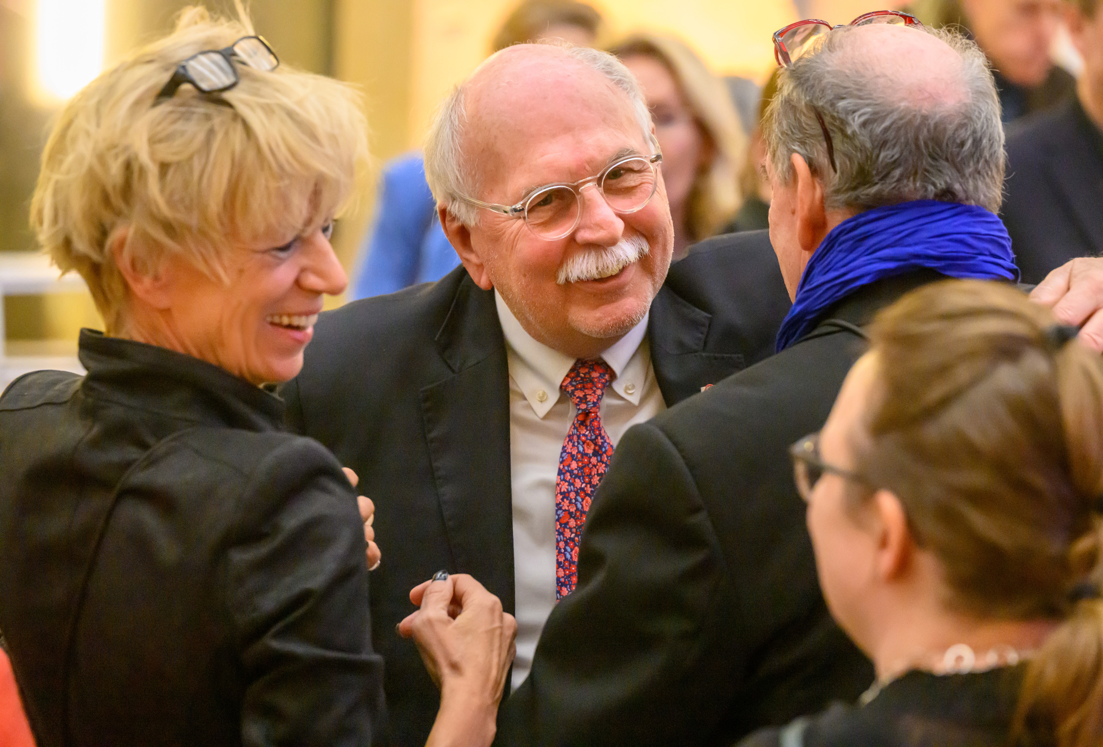 Drei Menschen im Gespräch
