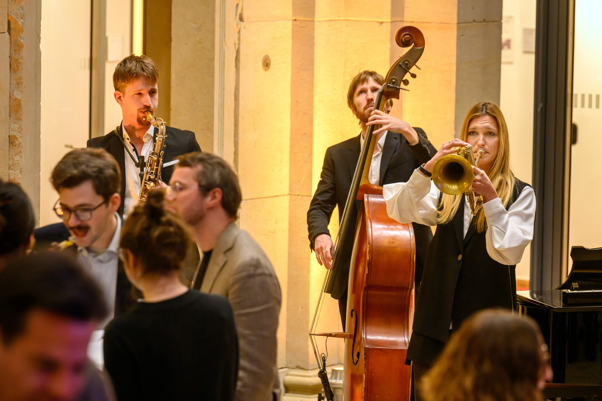 Die drei Musiker*innen des Trio Largo an Saxophon, Kontrabass und Trompete