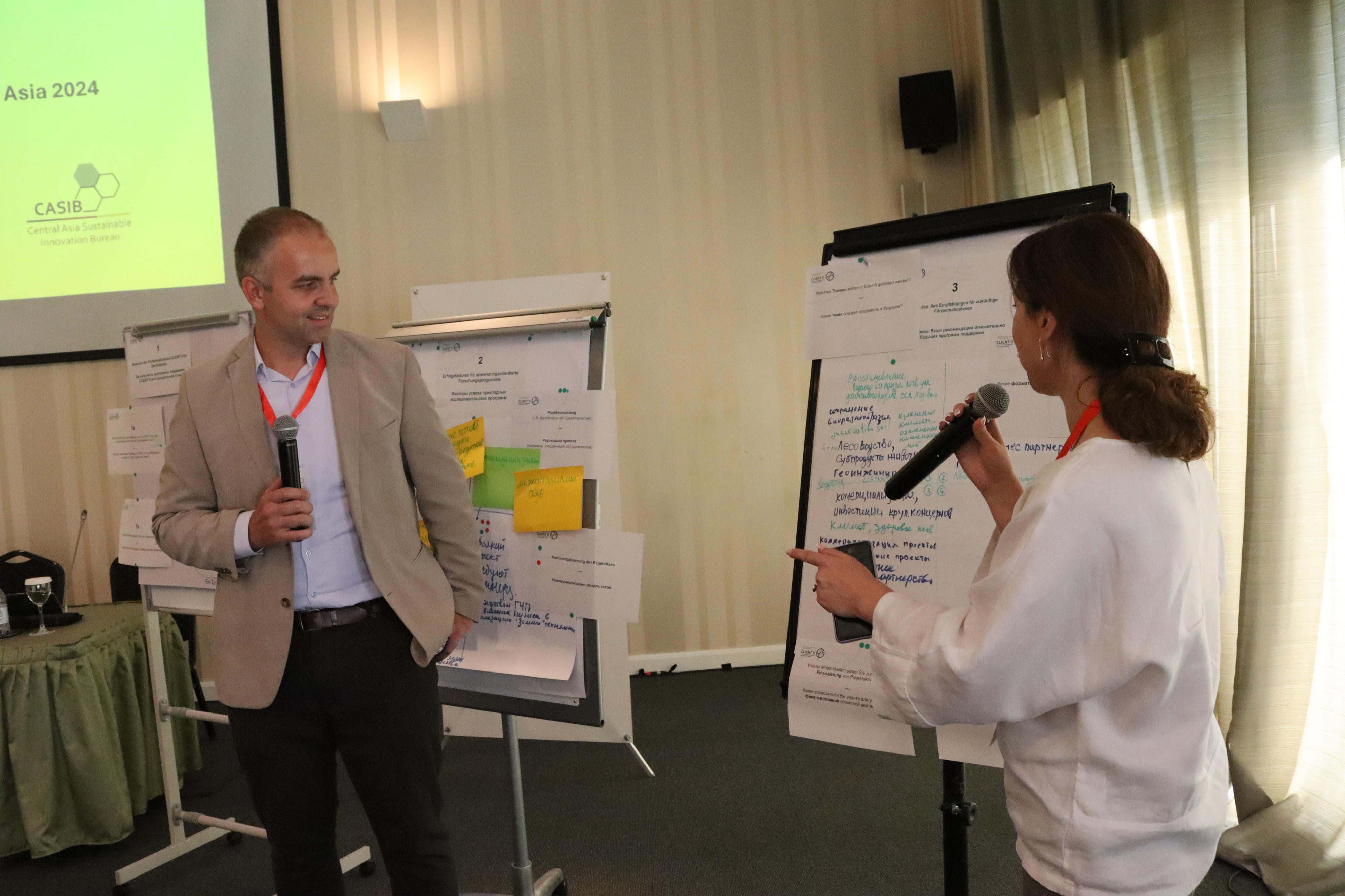 Bild von zwei Vorträger*innen bei der CASIB-Regionalkonferenz in Almaty im Jahr 2024