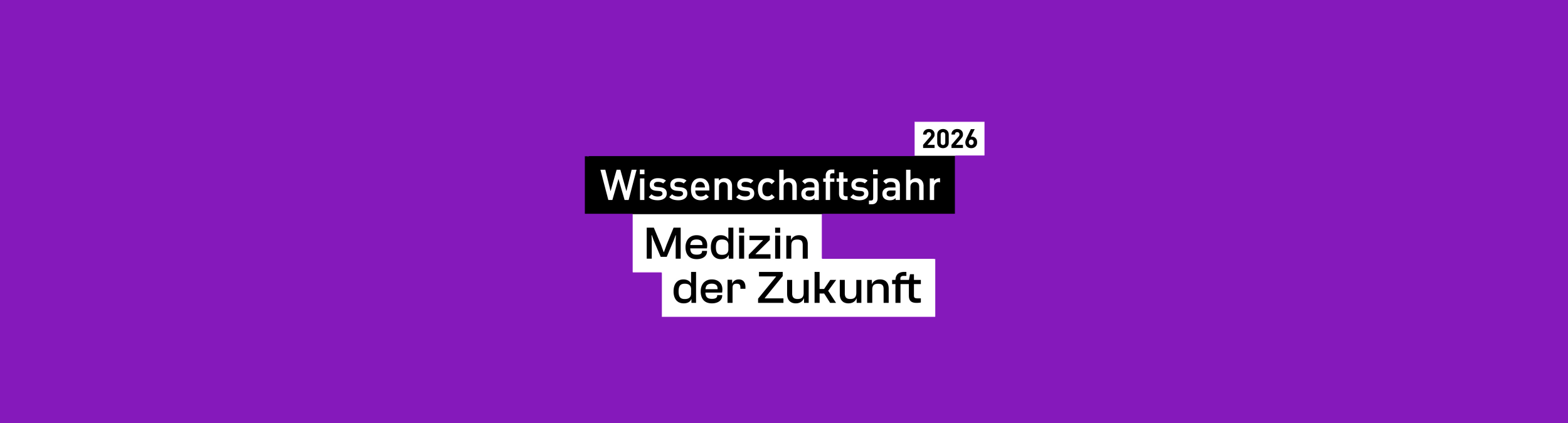 Der Schriftzug "Wissenschaftsjahr" in weißer Schrift auf schwarzem Hintergrund, darunter der Schriftzug "Medizin der Zukunft" und darüber kleiner "2026" in schwarzer Schrift auf weißem Hintergrund. Die Schriftzüge liegen ihrerseits nochmal auf einem lila Hintergrund.