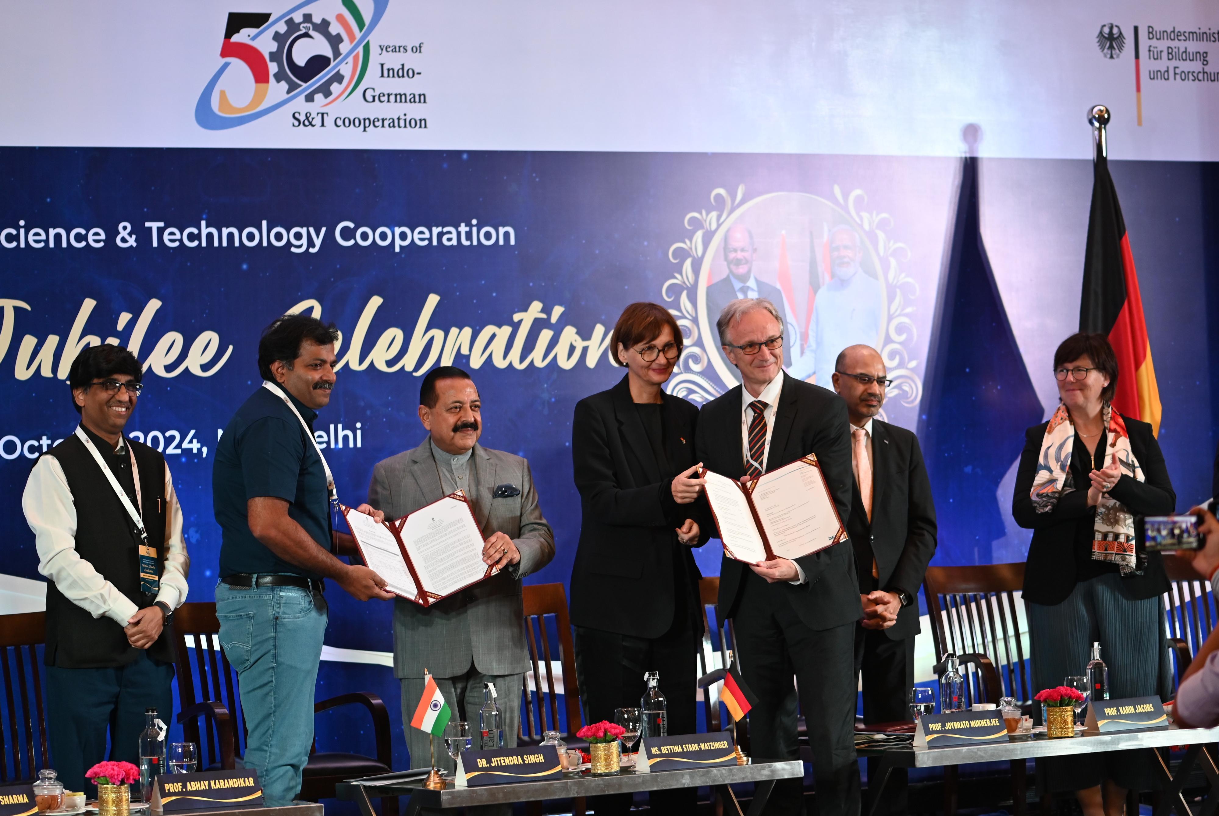 group picture of the Celebration in Delhi at the Golden Jubilee Event of Indo-German research collaboration: On October 24, 2024 the spokespersons of IRTG 2991 Mahesh Hariharan and Frank Würthner receive the award letters from the Indian Minister for Science and Technology Jitendra Singh and the Federal Minister of Education and Research Bettina Stark-Watzinger.