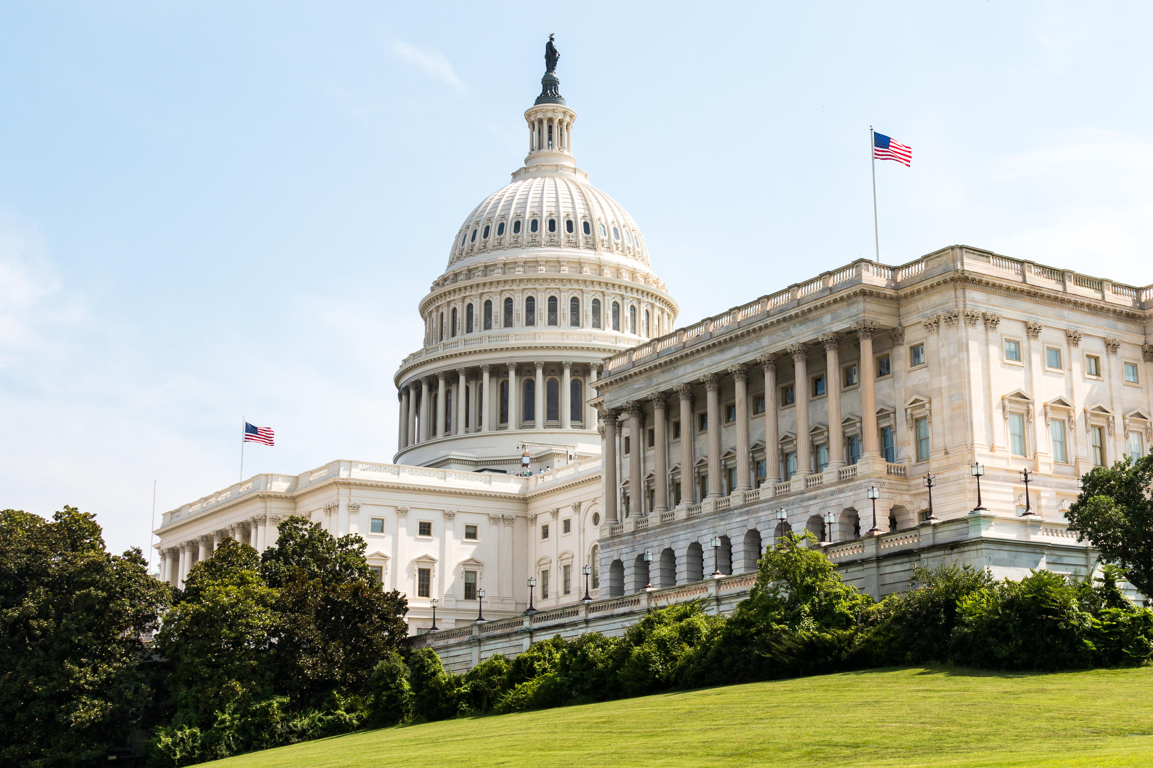 Seitenansicht des US-Kapitolgebäudes, Sitz des Kongresses, das auf dem Capitol Hill am östlichen Ende der National Mall in Washington, D.C. liegt. 