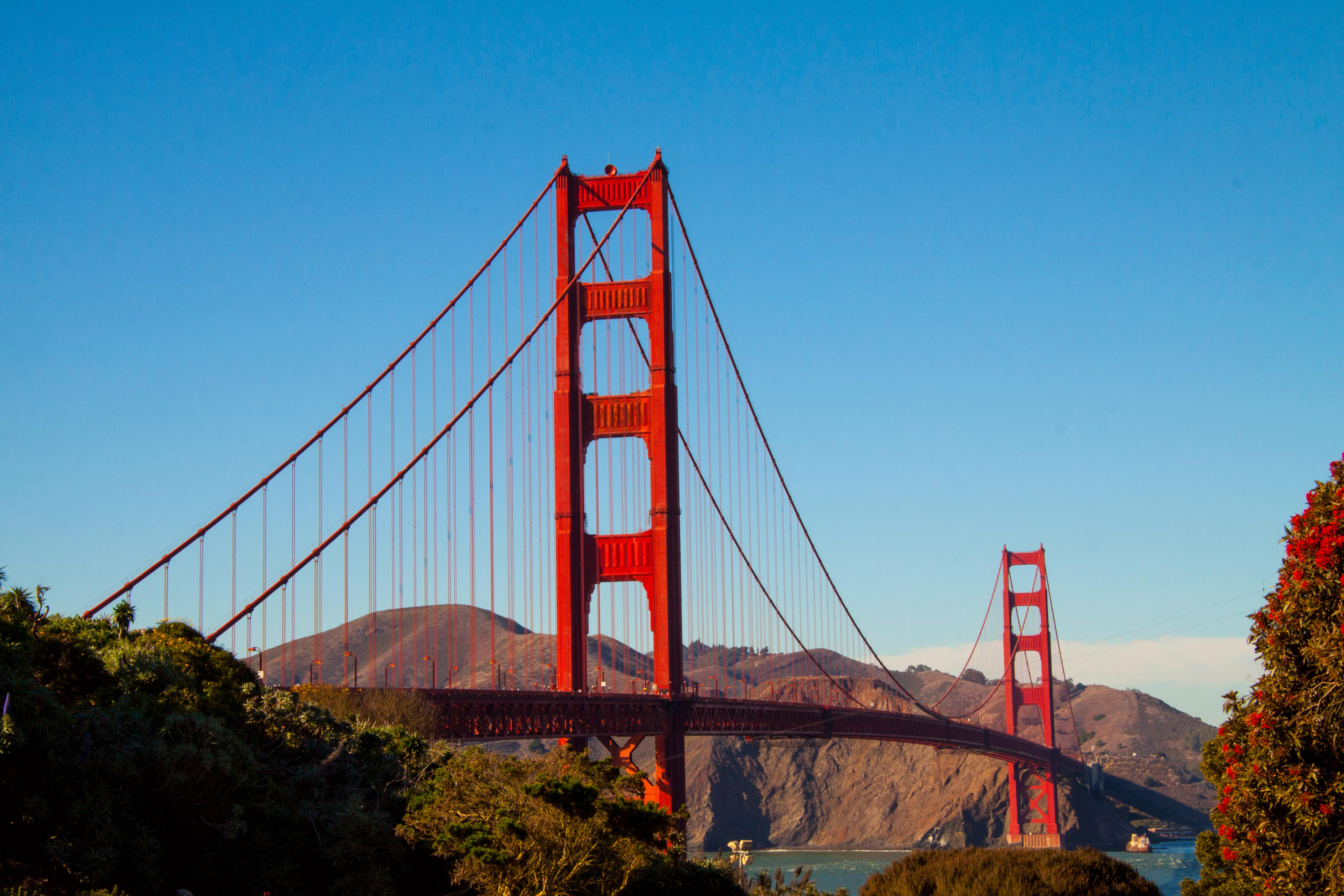 Blick auf die Golden Gate Bridge in San Francisco an einem sonnigen Tag mit strahlend blauem Himmel. 