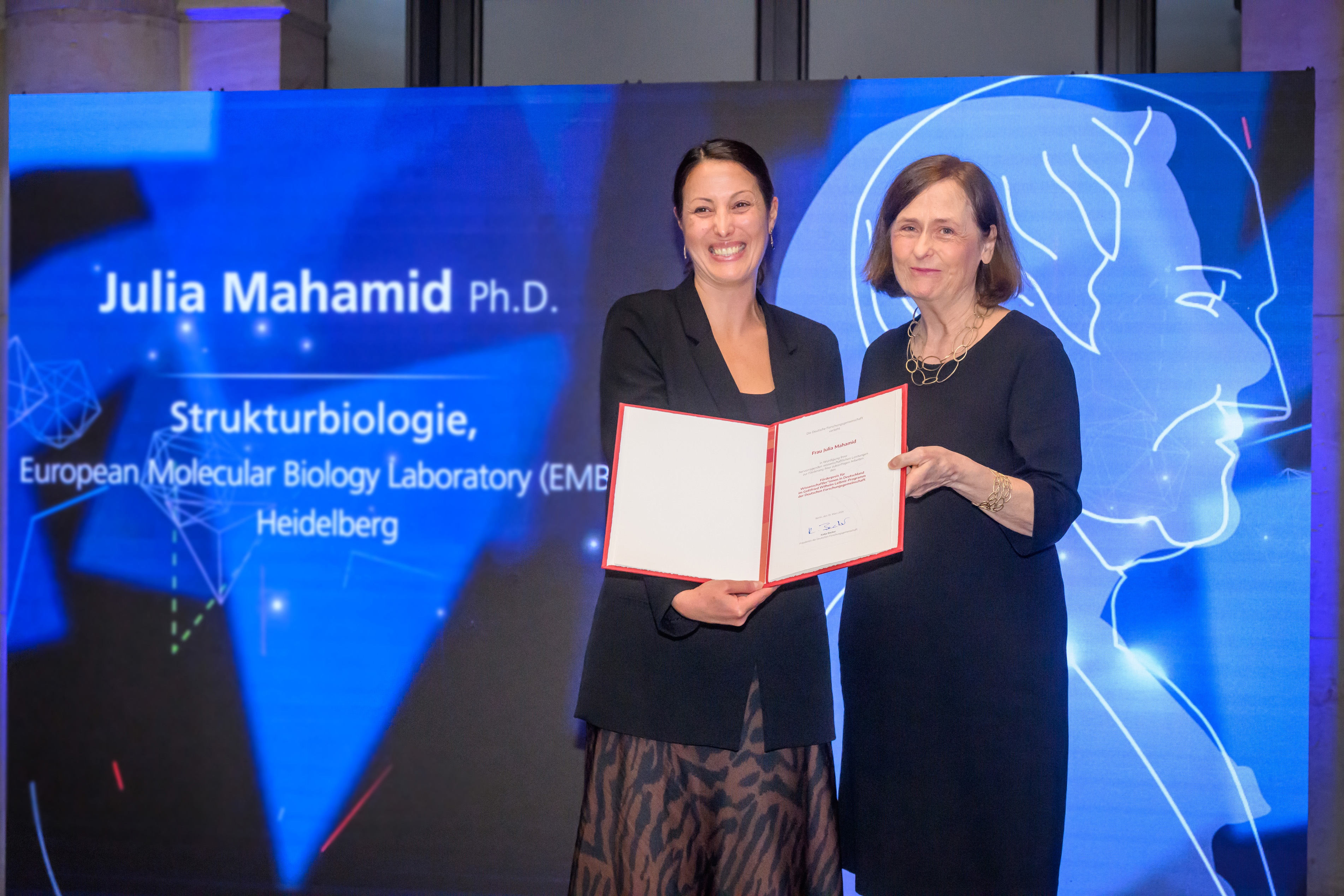 Preisverleihung an Julia Mahamid, Ph.D. - zu sehen mit DFG-Präsidentin Prof. Dr. Katja Becker