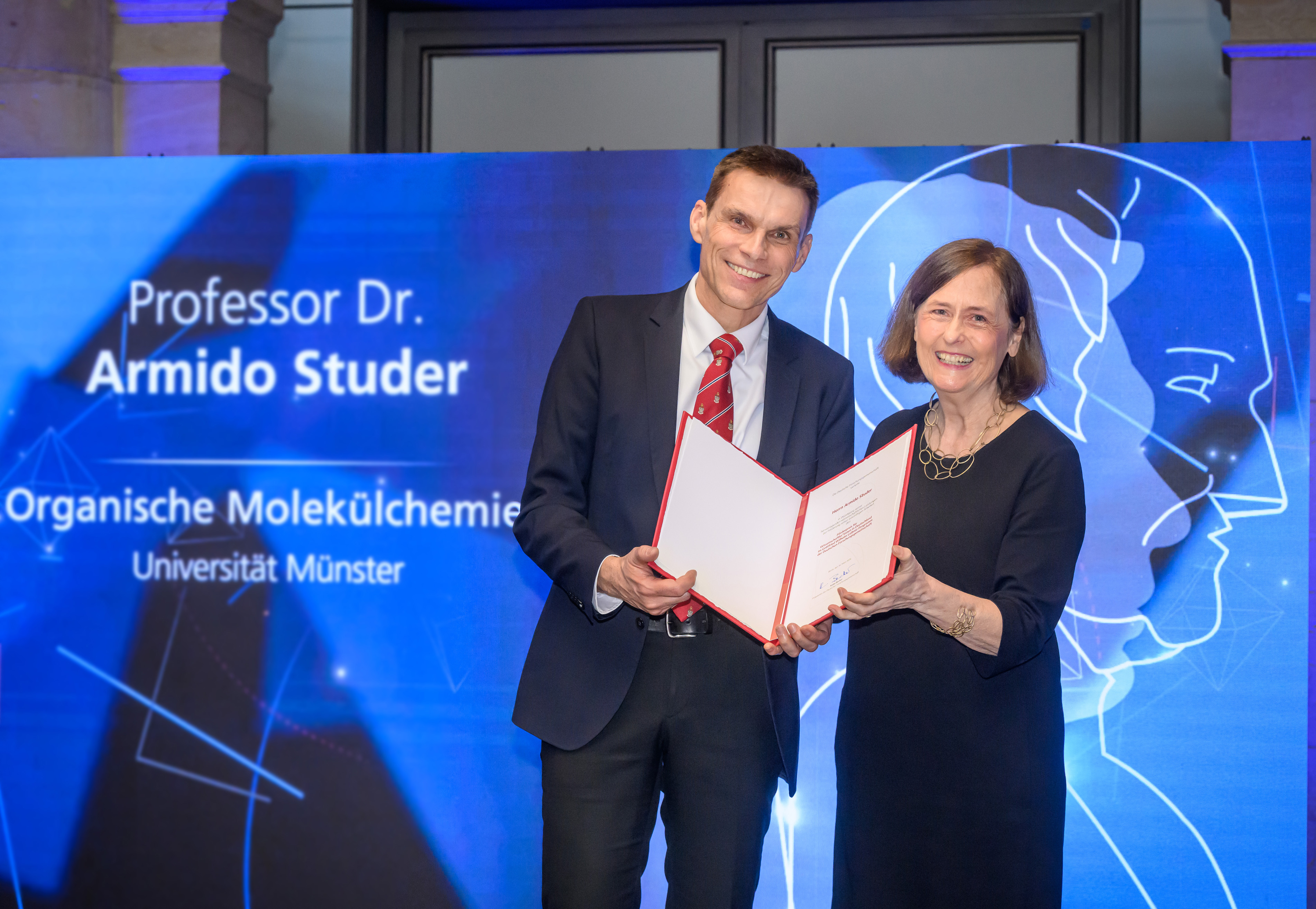 Preisverleihung an Prof. Dr. Armido Studer - zu sehen mit DFG-Präsidentin Prof. Dr. Katja Becker