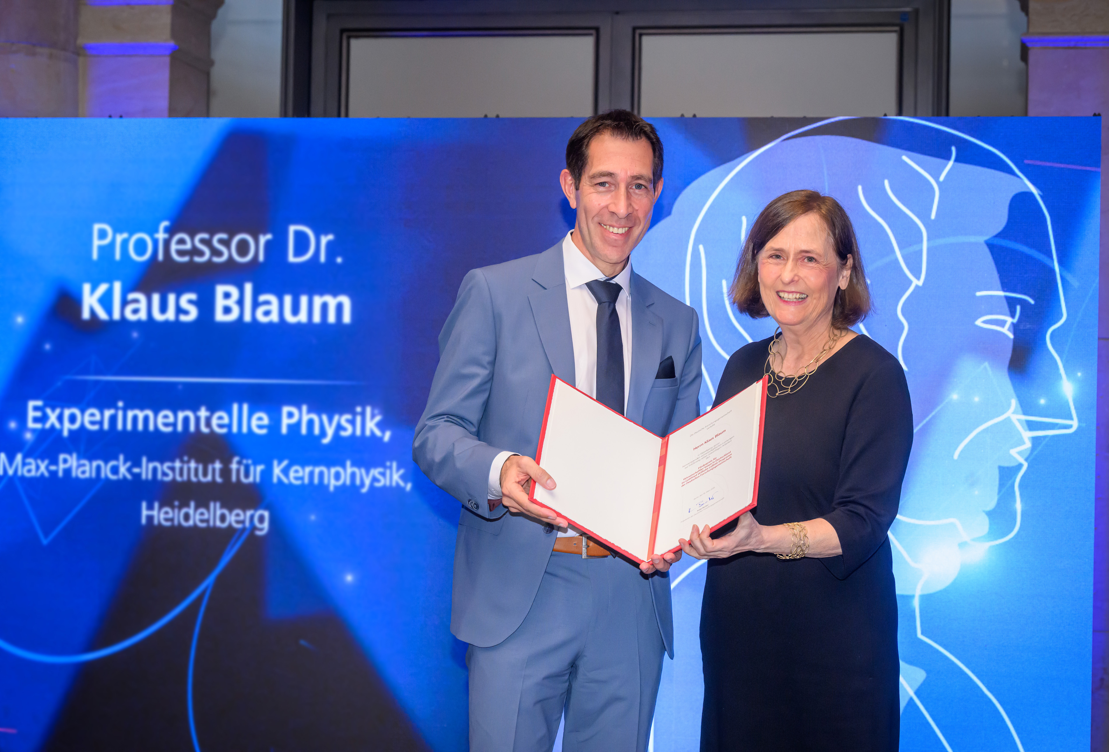 Preisverleihung an Prof. Dr. Klaus Blaum - zu sehen mit DFG-Präsidentin Prof. Dr. Katja Becker