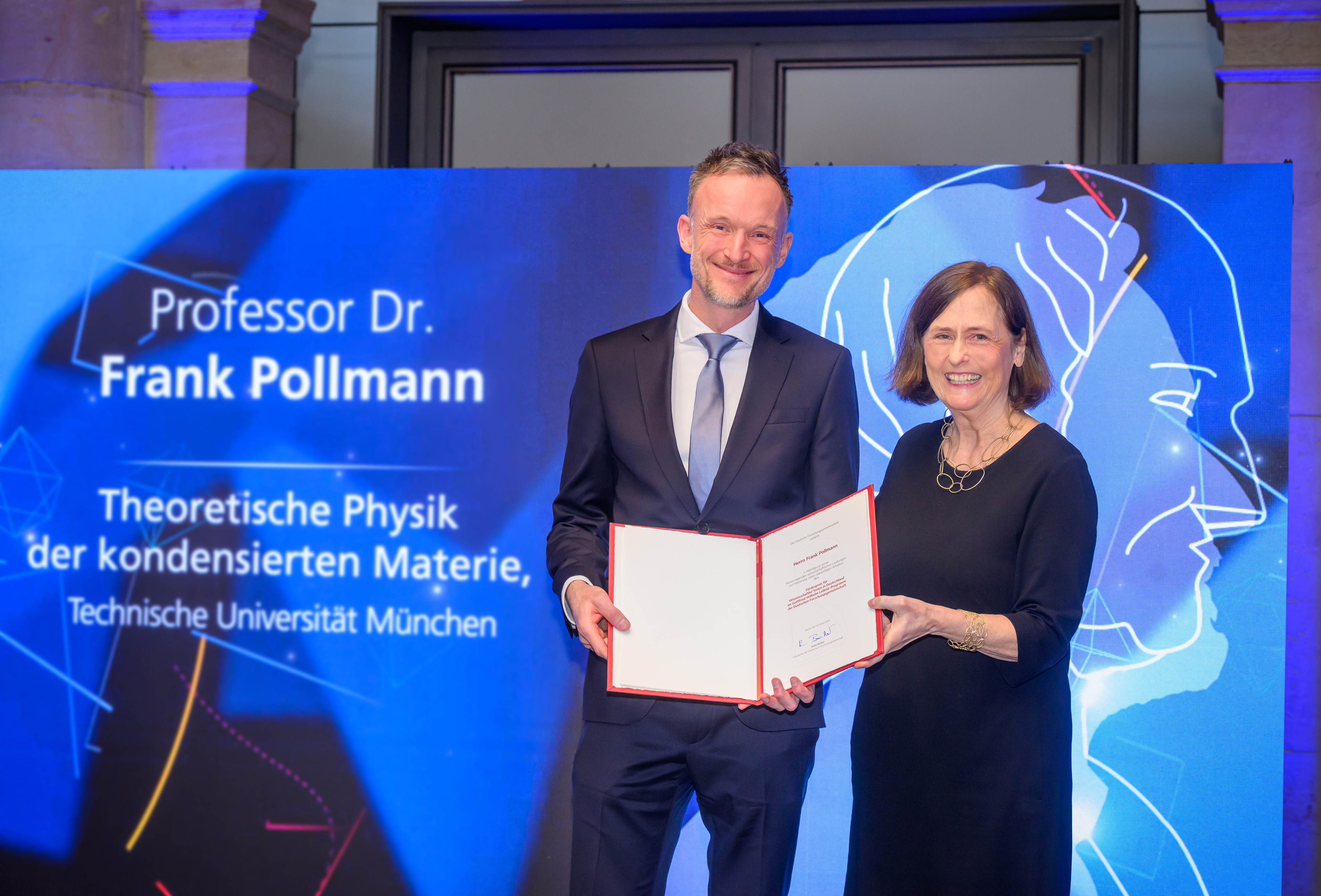 Preisverleihung an Prof. Dr. Frank Pollmann - zu sehen mit DFG-Präsidentin Prof. Dr. Katja Becker