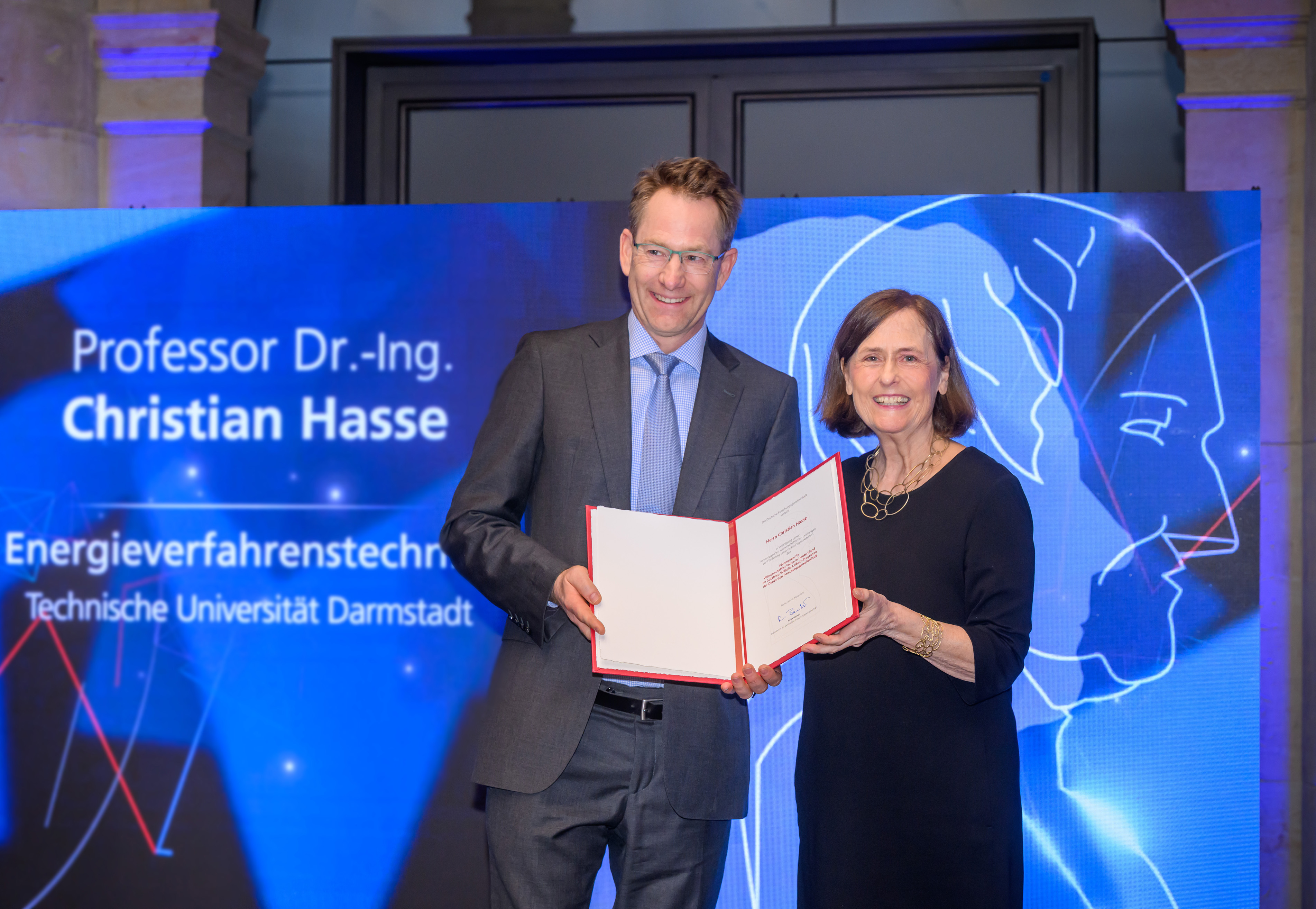 Preisverleihung an Prof. Dr.-Ing. Christian Hasse - zu sehen mit DFG-Präsidentin Prof. Dr. Katja Becker