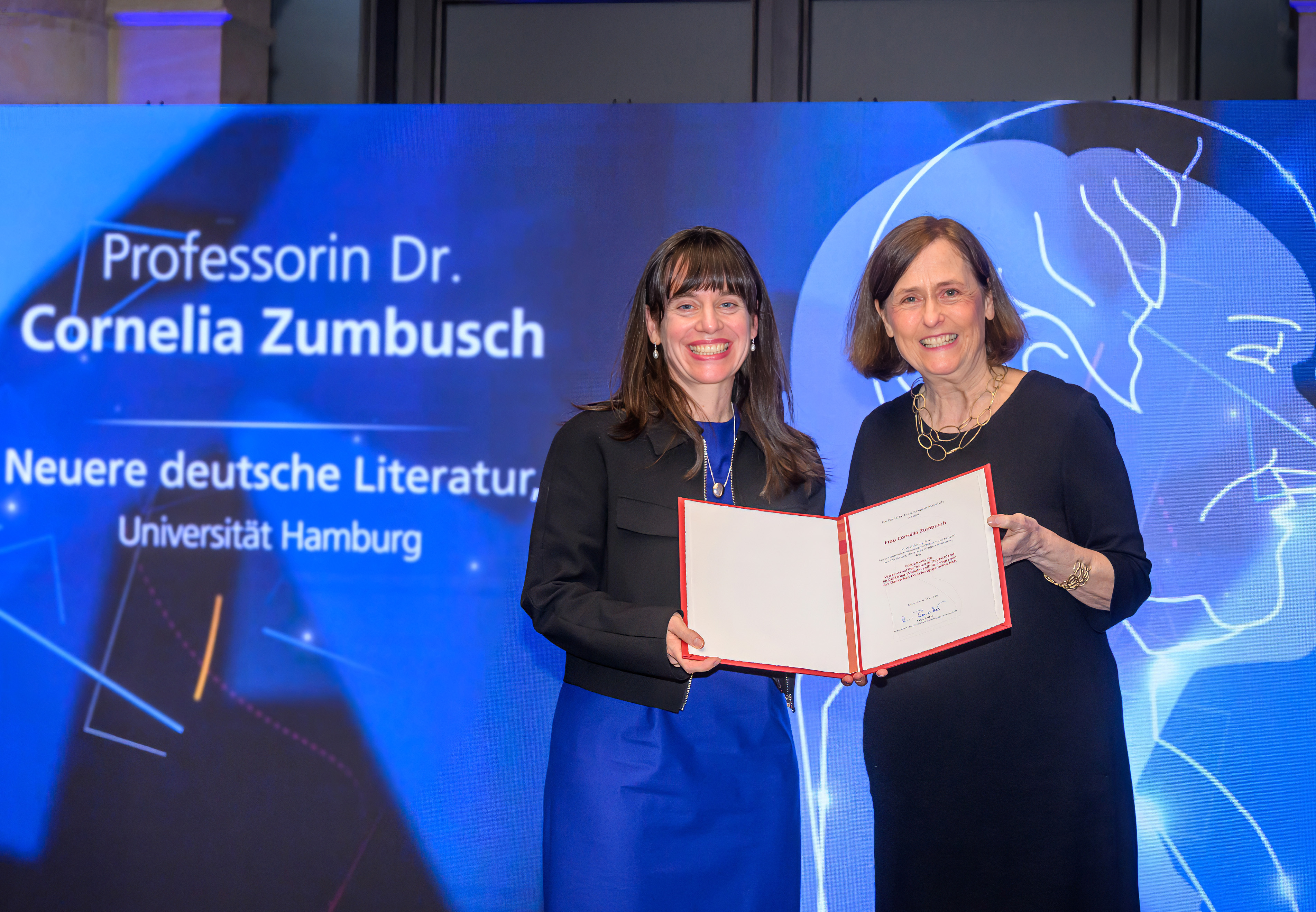 Preisverleihung an Prof. Dr. Cornelia Zumbusch - zu sehen mit DFG-Präsidentin Prof. Dr. Katja Becker
