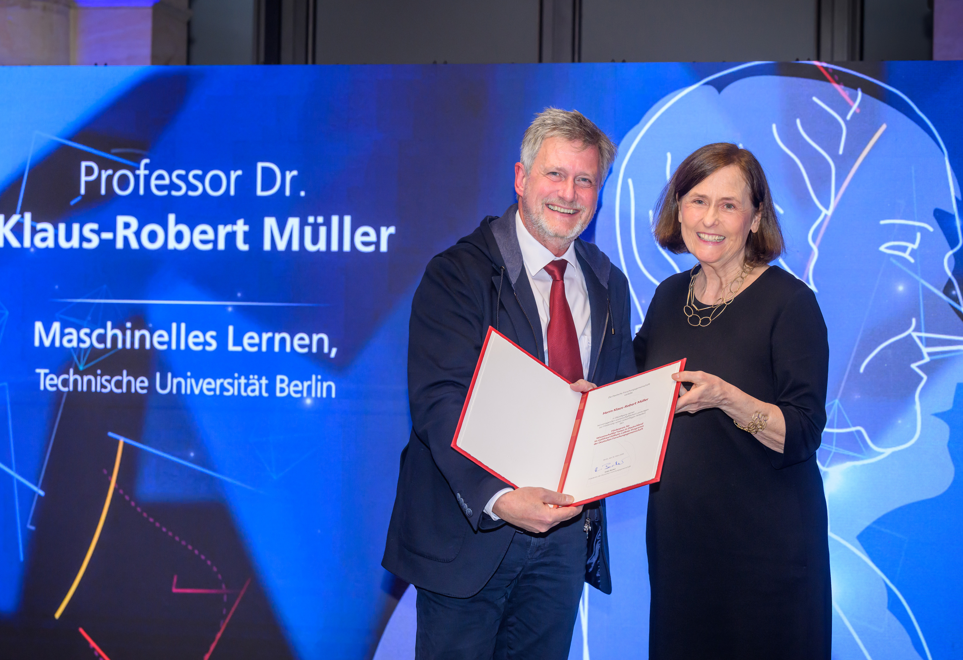 Preisverleihung an Prof. Dr. Klaus-Robert Müller - zu sehen mit DFG-Präsidentin Prof. Dr. Katja Becker