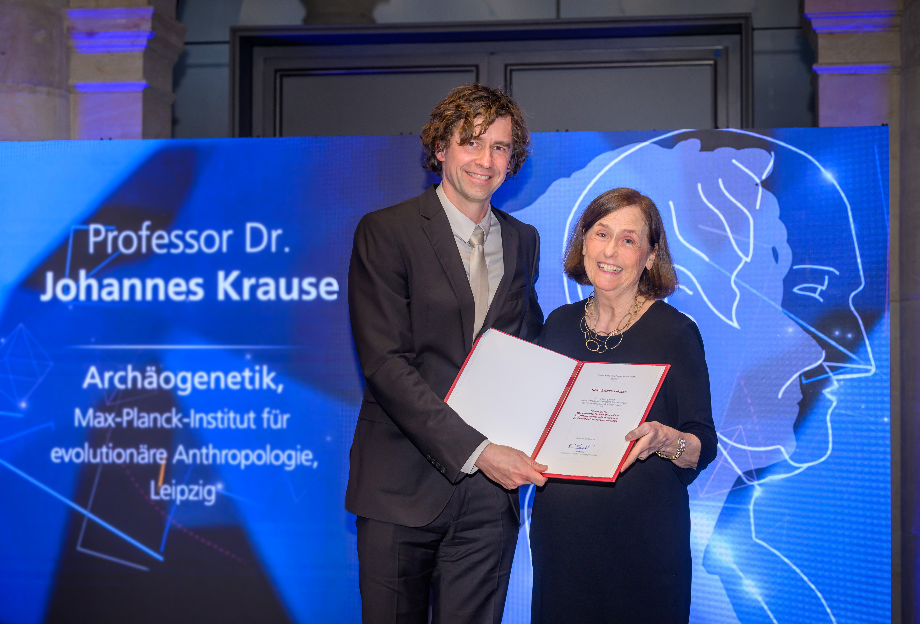 Preisverleihung an Prof. Dr. Johannes Krause - zu sehen mit DFG-Präsidentin Prof. Dr. Katja Becker