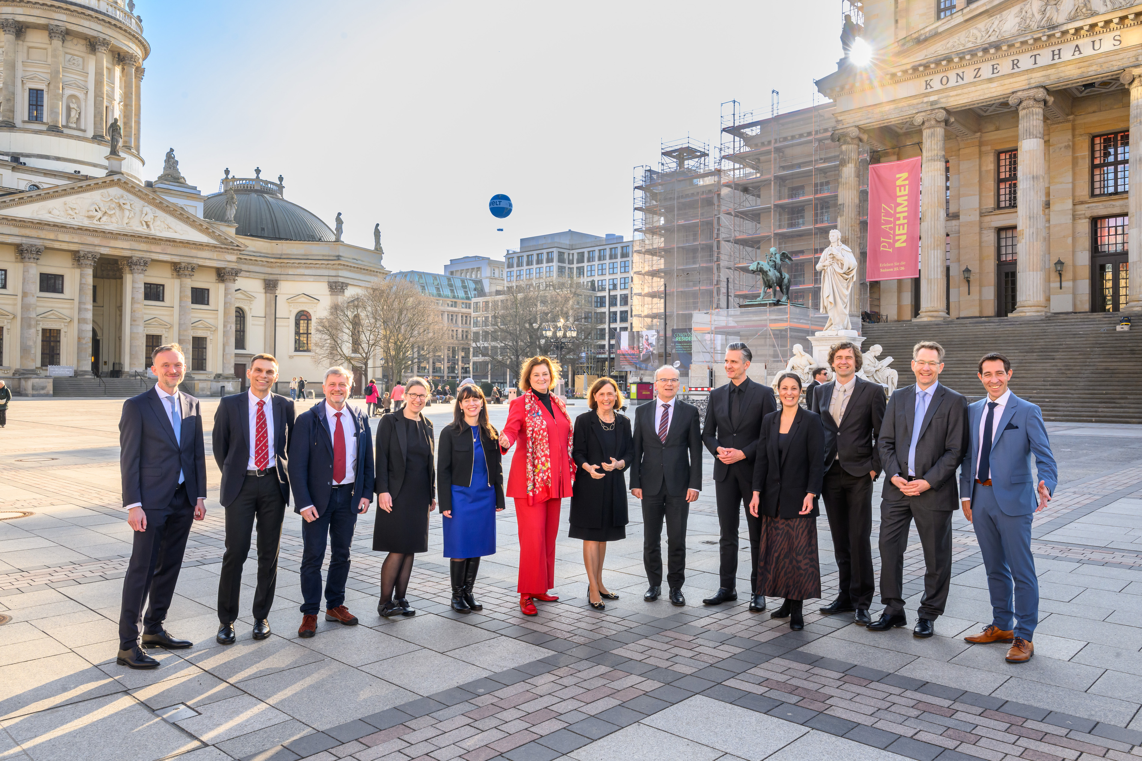 Unmittelbar vor der Verleihung: Die Leibniz-Preisträger*innen 2026 mit DFG-Präsidentin Becker (Bildmitte) sowie der Berliner Wissenschaftssenatorin Ina Czyborra (Mitte links) und Staatssekretär Rolf-Dieter Jungk (Mitte rechts)